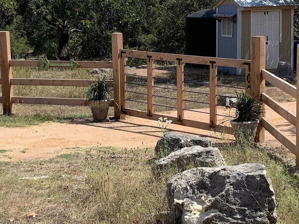 Romantic Getaway; Peaceful Hill Country Retreat; Beautiful Balcony Views!