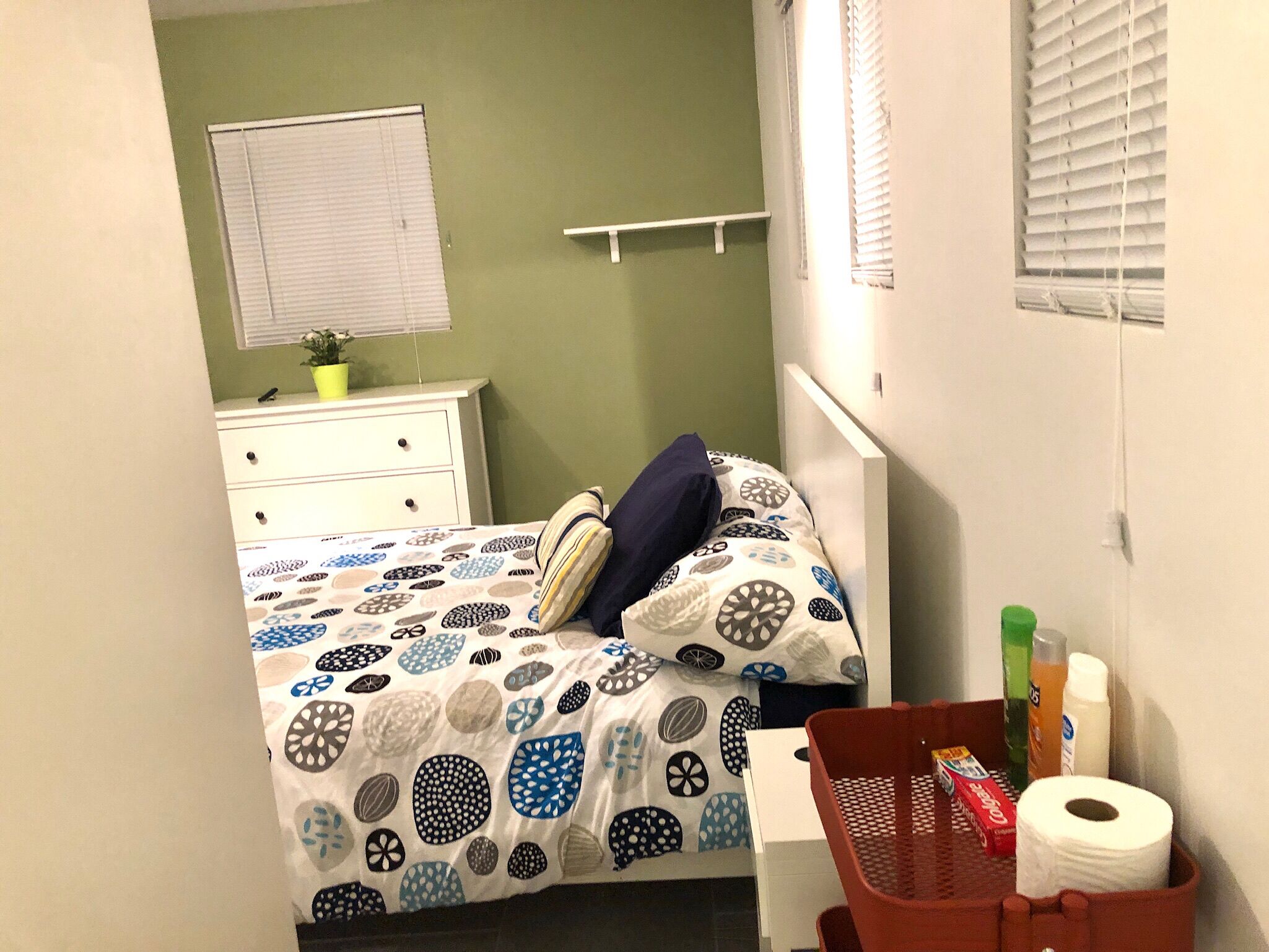 Beautiful Large guest house studio large bathroom upgraded , close to all