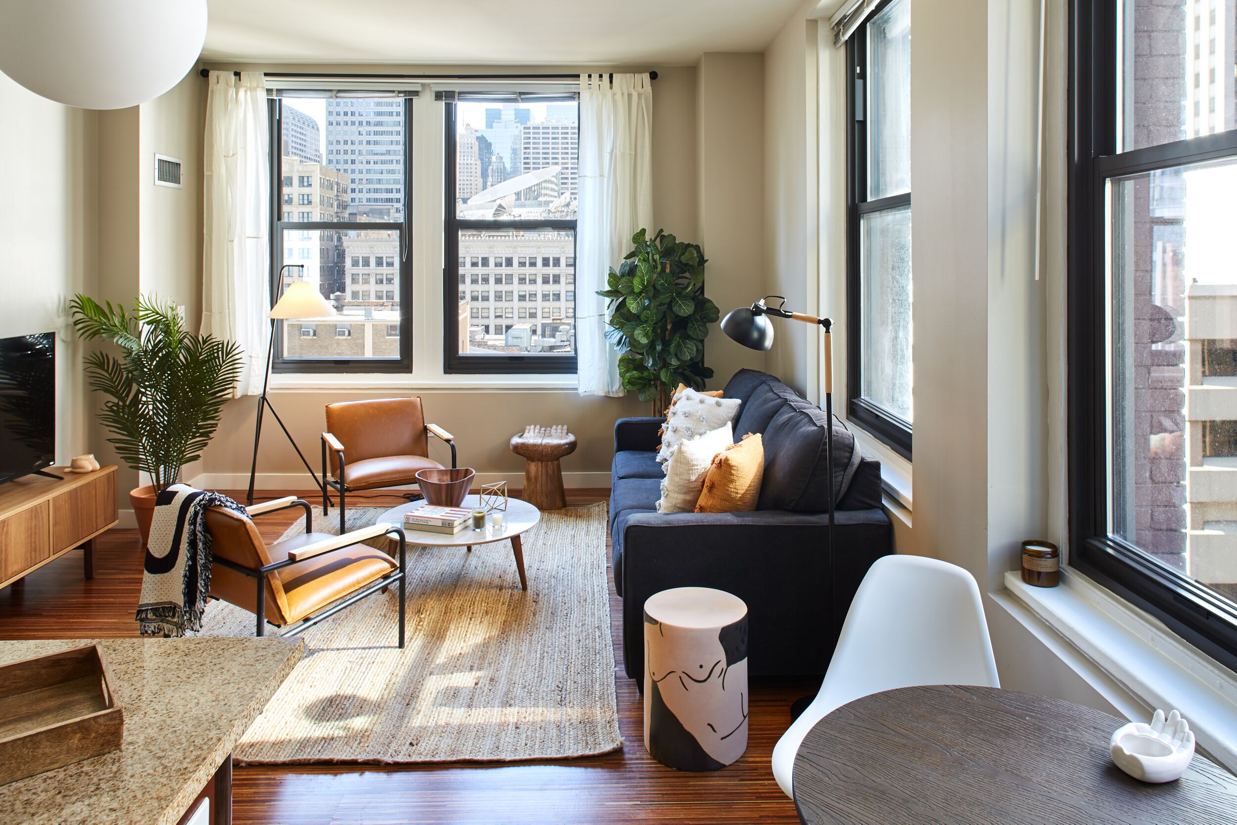 Stylish Corner 2 Bedroom in the Heart of Chicago | Roof Deck