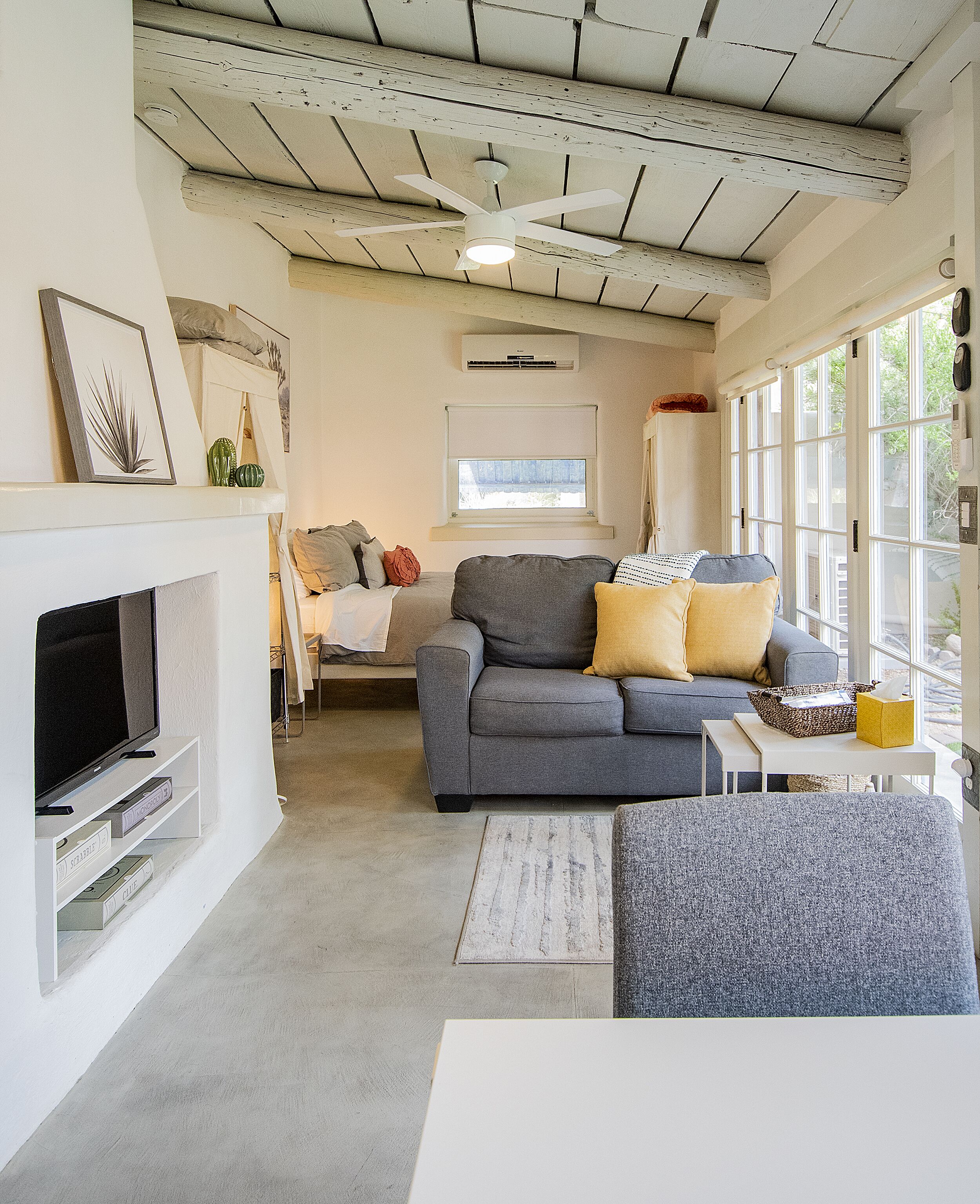 Quailette - Cozy pet friendly studio w/ outdoor space minutes from the UofA!