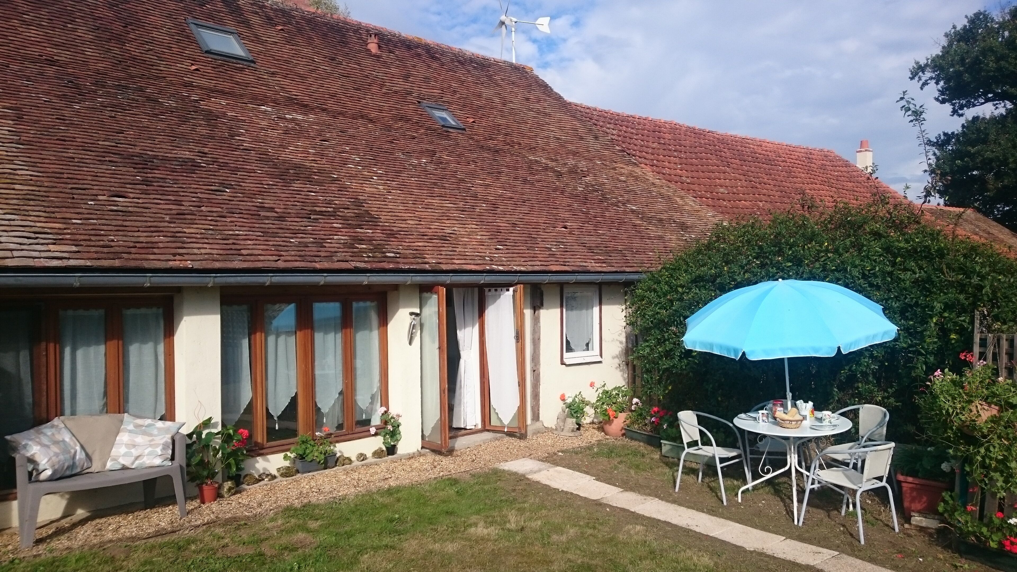 Holiday home for 4, heated pool, games room, garden.Central for main attractions