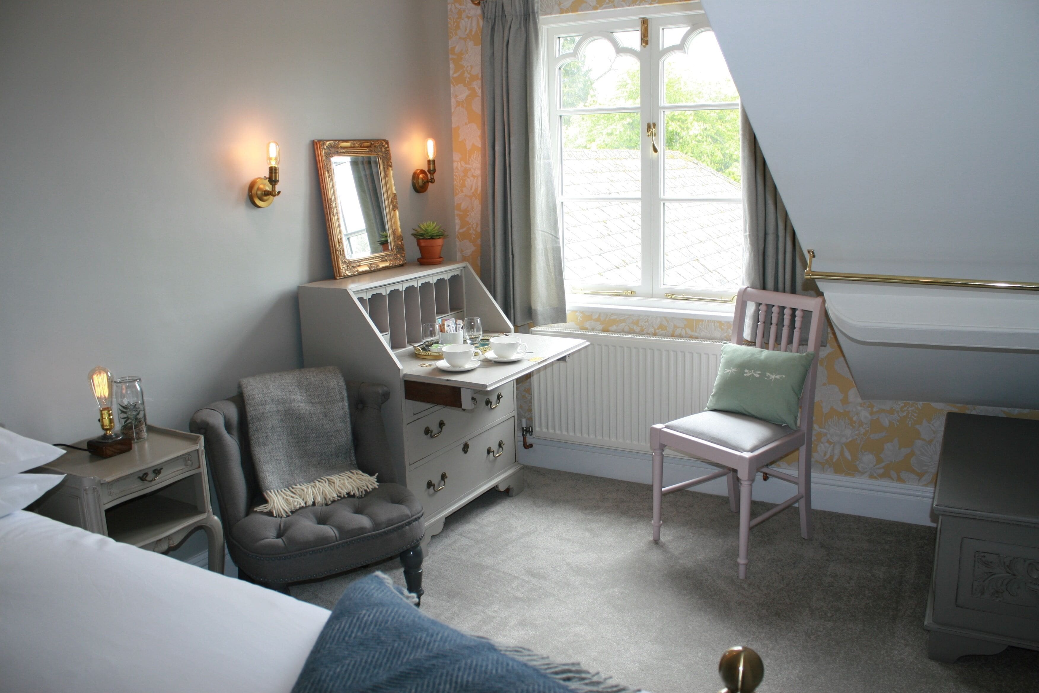Charming 1 Bedroom Suite in the eaves.