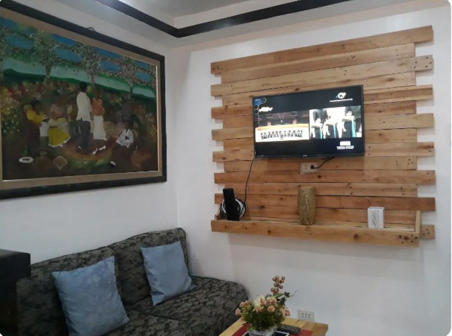 Sparkling new clean unit with touch of luxury at affordable price!