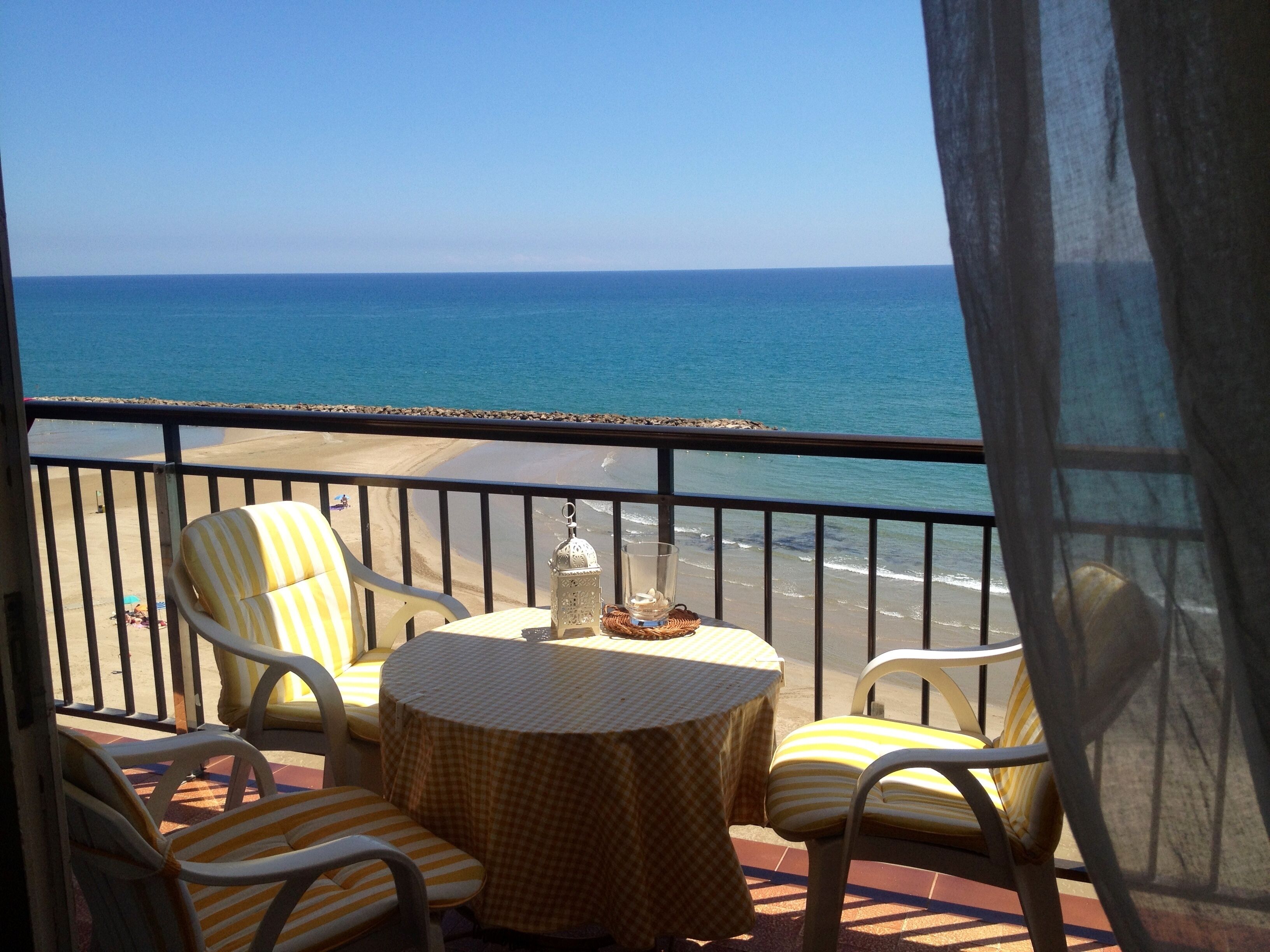 See Barcelona and spend relaxing days by the sea! 