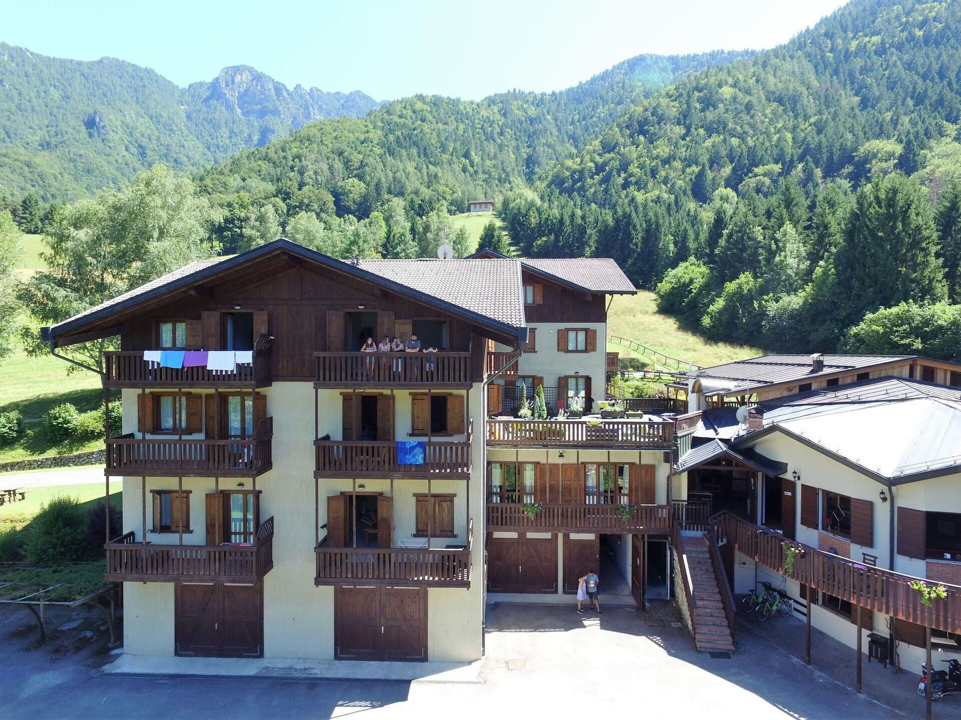 Lovely apartment with pool, WIFI, TV, terrace, pets allowed and parking, close to Riva Del Garda