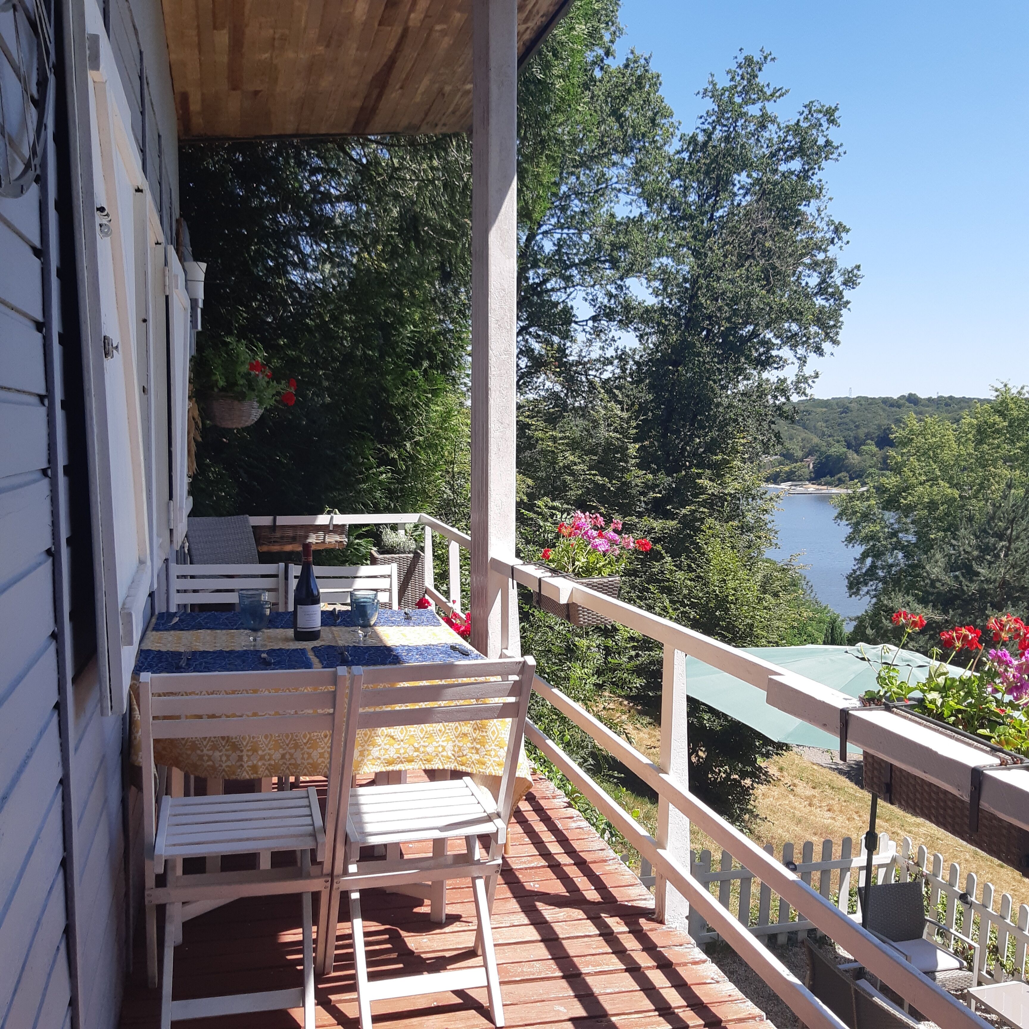 Lake view Lodge chambon Eguzon  <br>Beautiful  Lake Views 