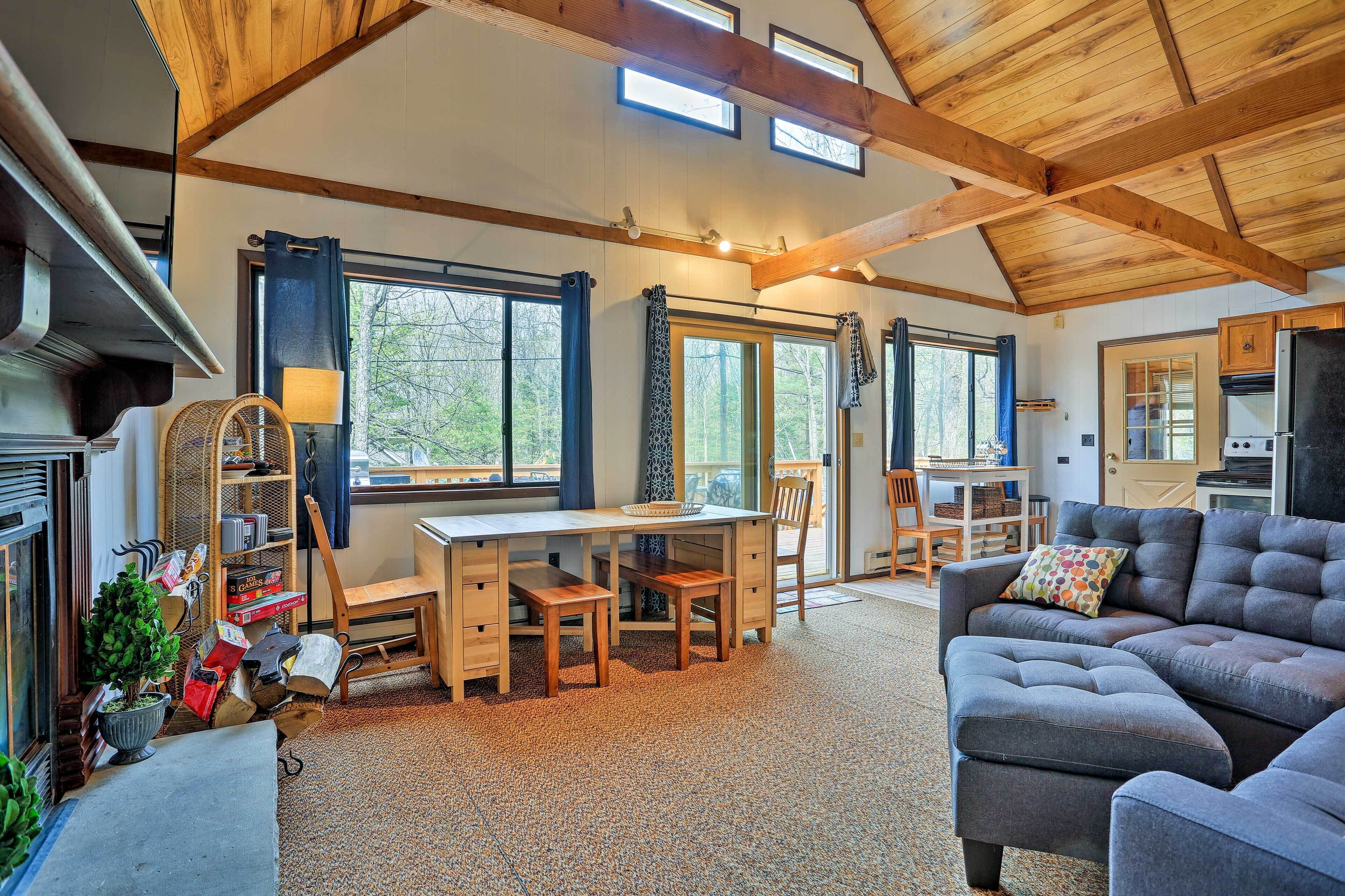 Lake Ariel Home w/ Fire Pit - 1 Mi to Hideout Ski