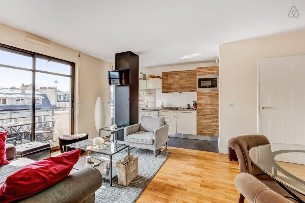 Apartment : balcony & view on Eiffel Tower