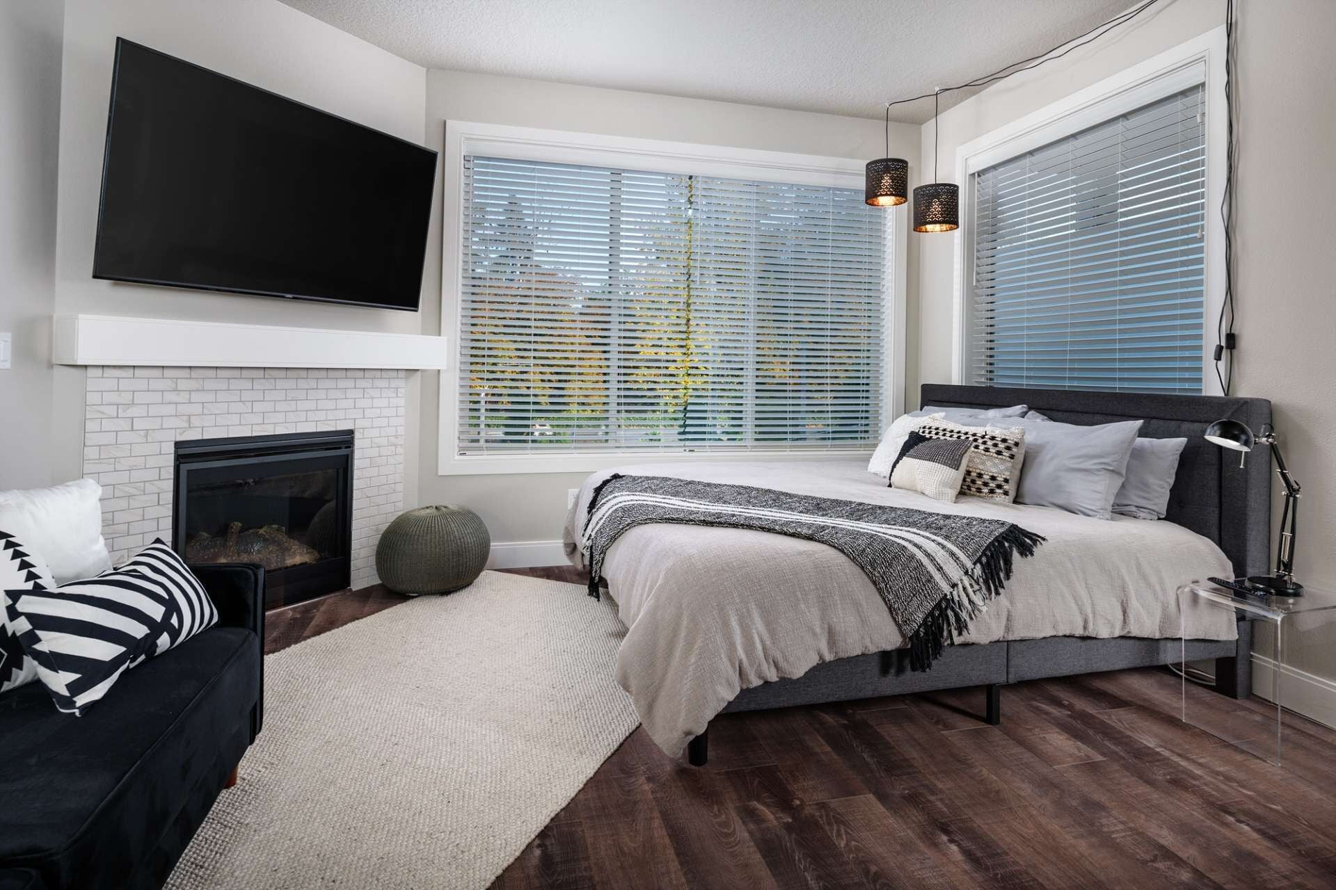 New SE Portland Studio, Pets Allowed, Open Floor Plan, Next to MAX Station, 7 Miles 2 Downtown