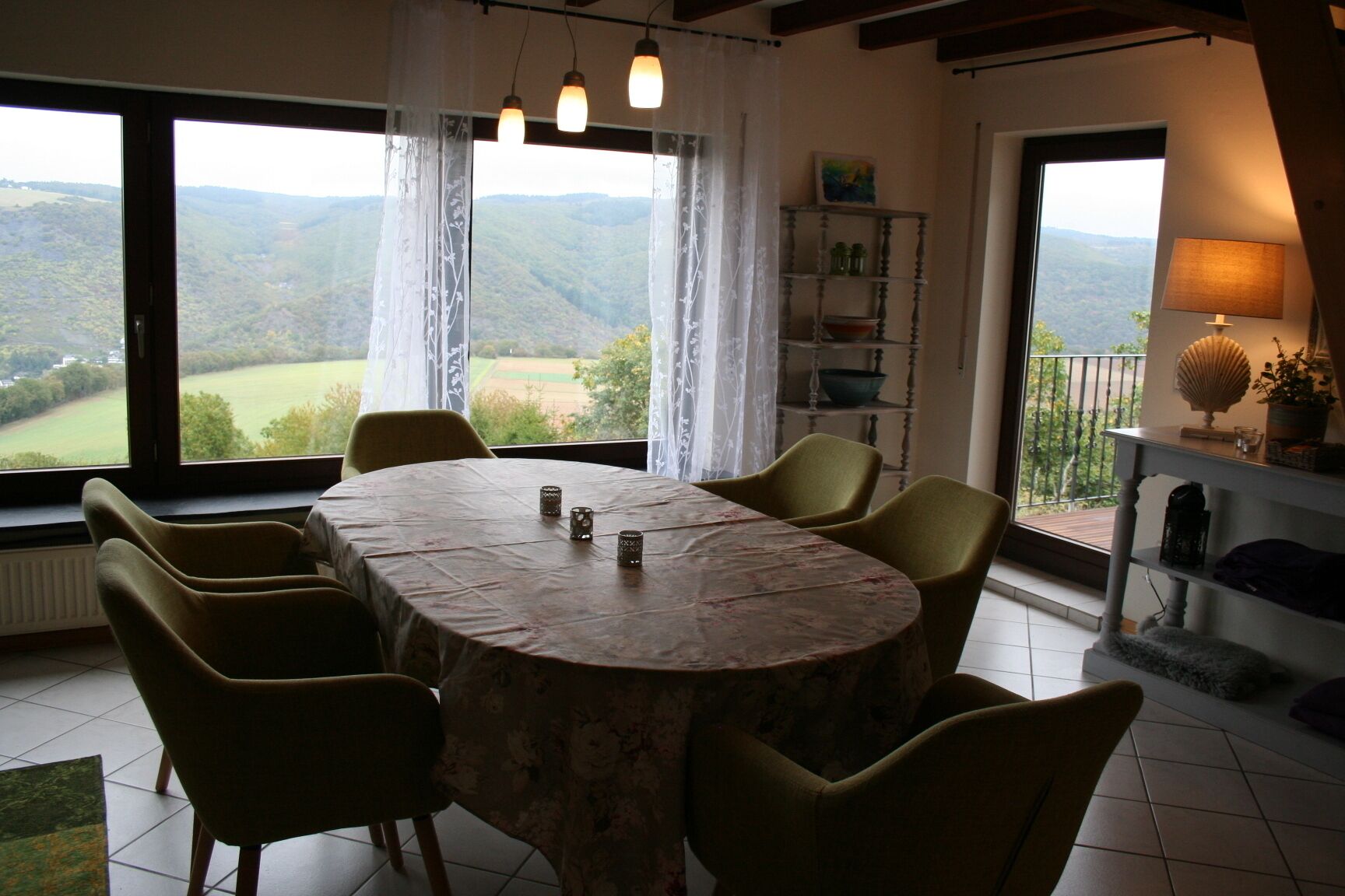 Large apartment with a dream view and terrace for 4-9 P on the Rheinhöhe