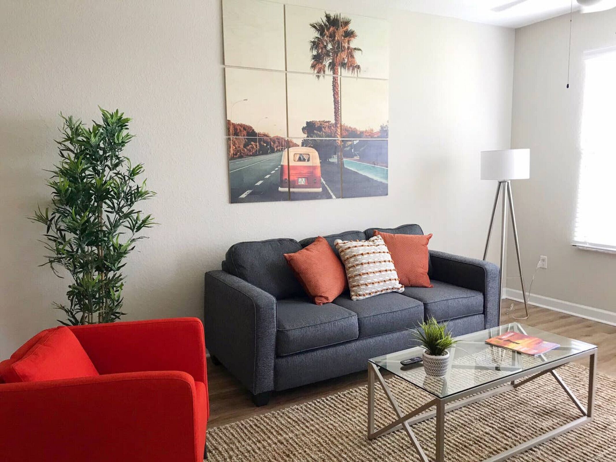 KING Bed, Walk to Shopping/Food, Pool and Gym!