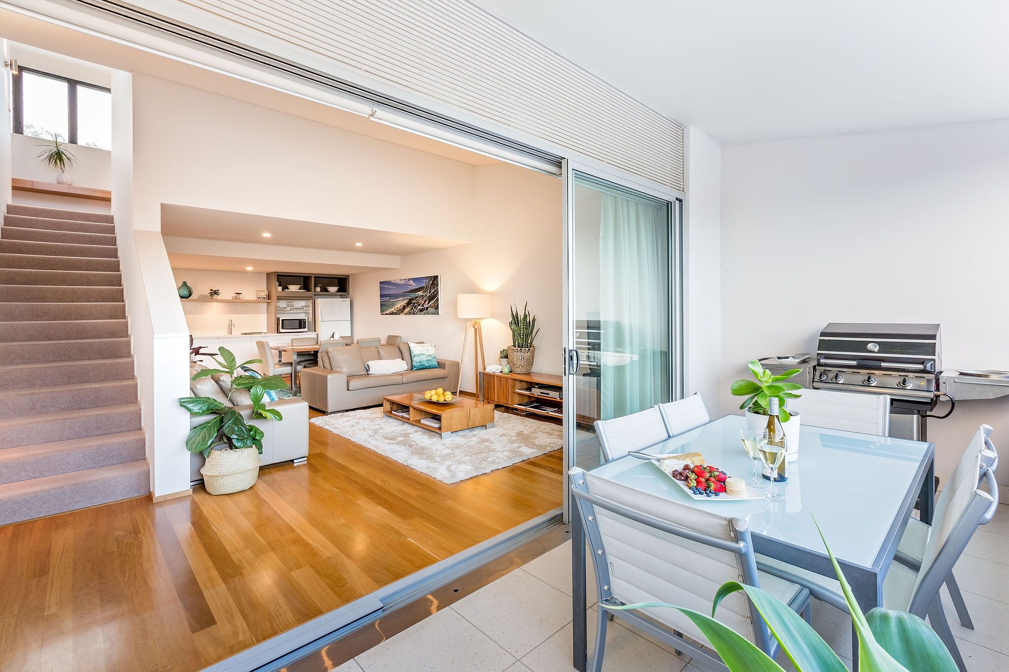 Azura 6 Apartment, luxe main street accommodation: walk to beach and town<br>