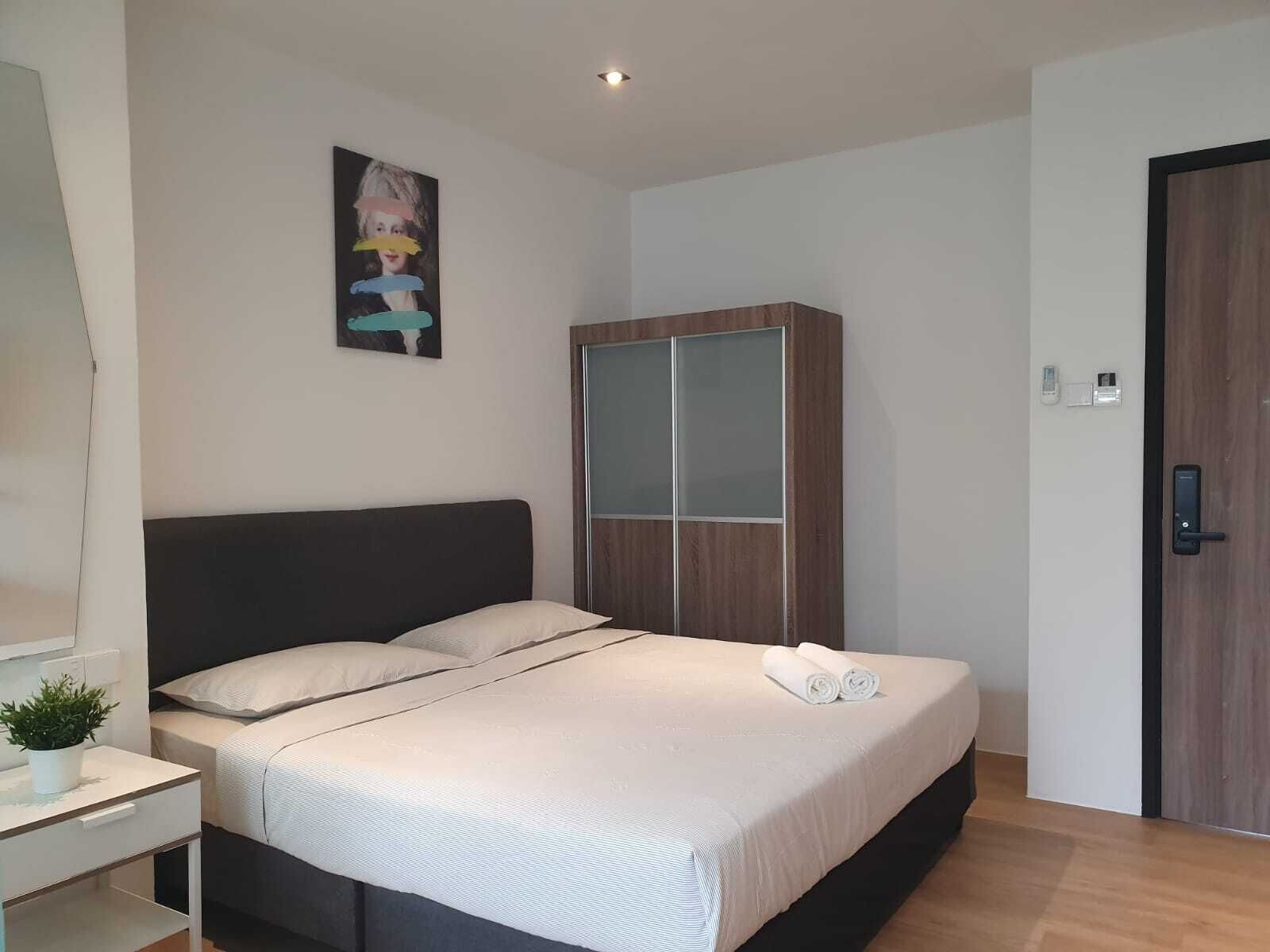 Queen bed Studio Unit @ Outram Park