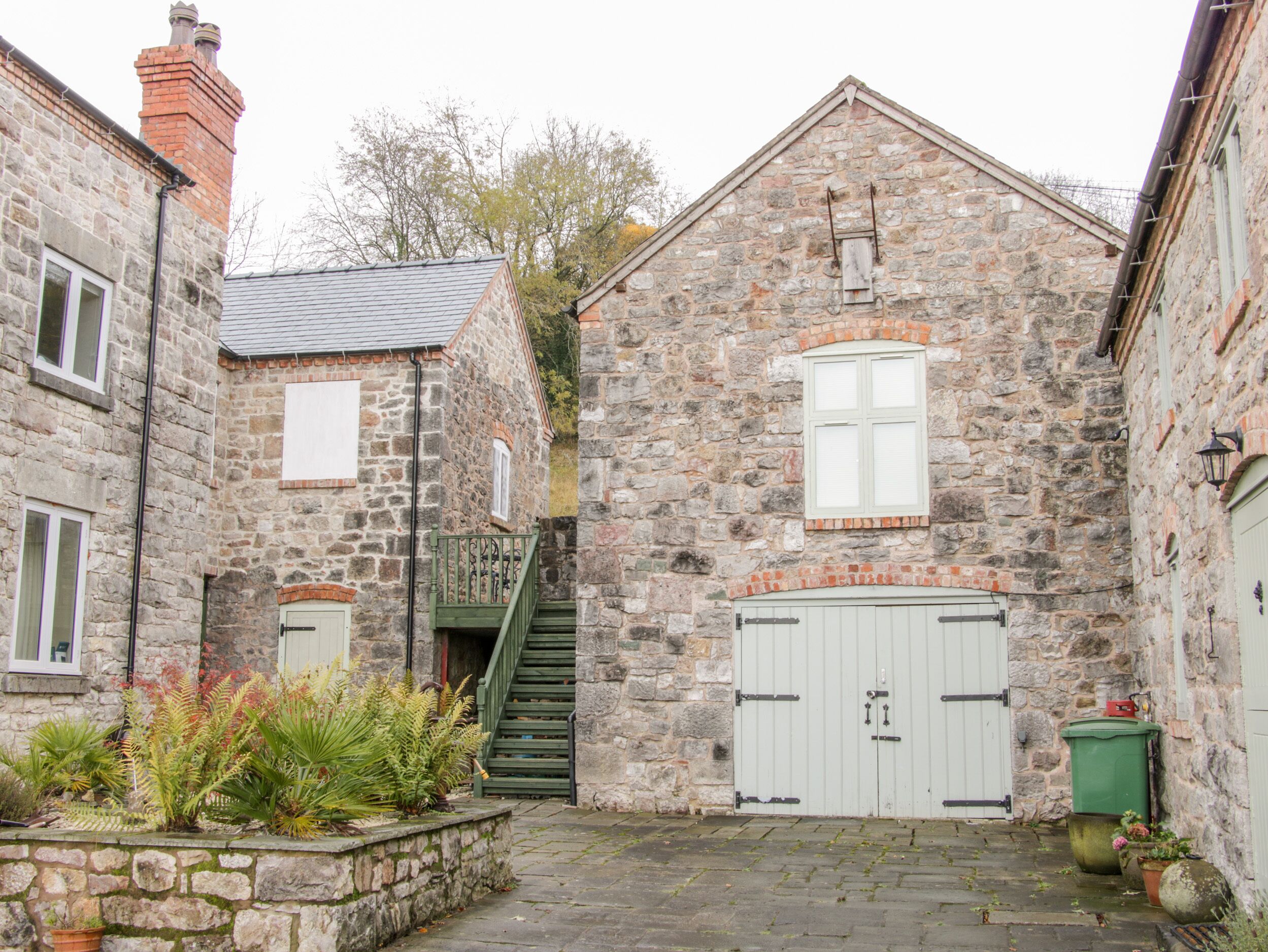 THE HAYLOFT, pet friendly, character holiday cottage in Trefonen