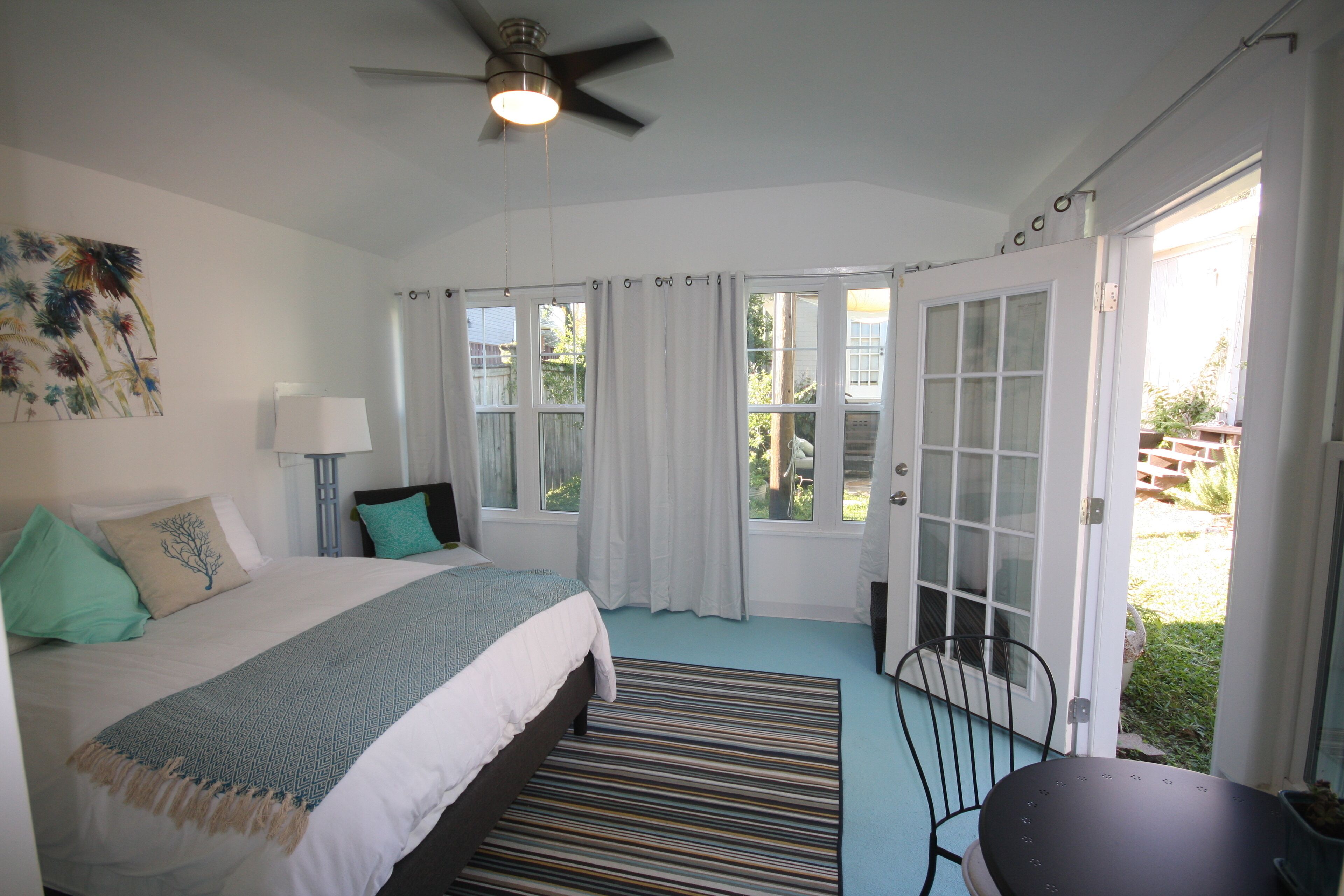 Cute  Cottage in Historic District with pool 