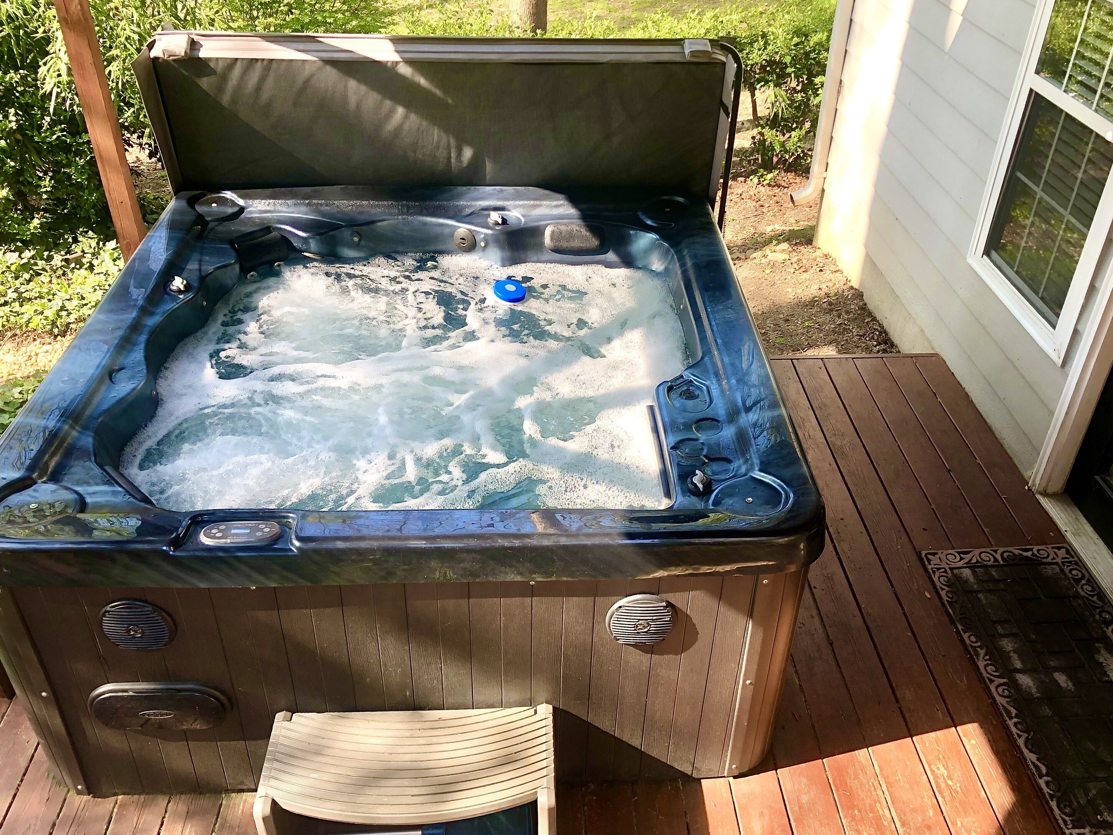 Luxurious Private Studio Get-away w/ Hot Tub, Koi Pond & Fire Pit!