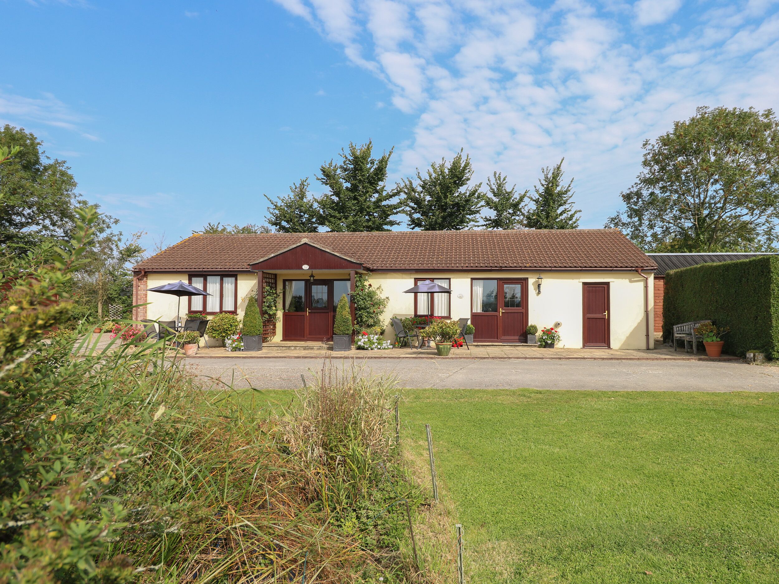 WILLOW BARN, family friendly, character holiday cottage in Wincanton