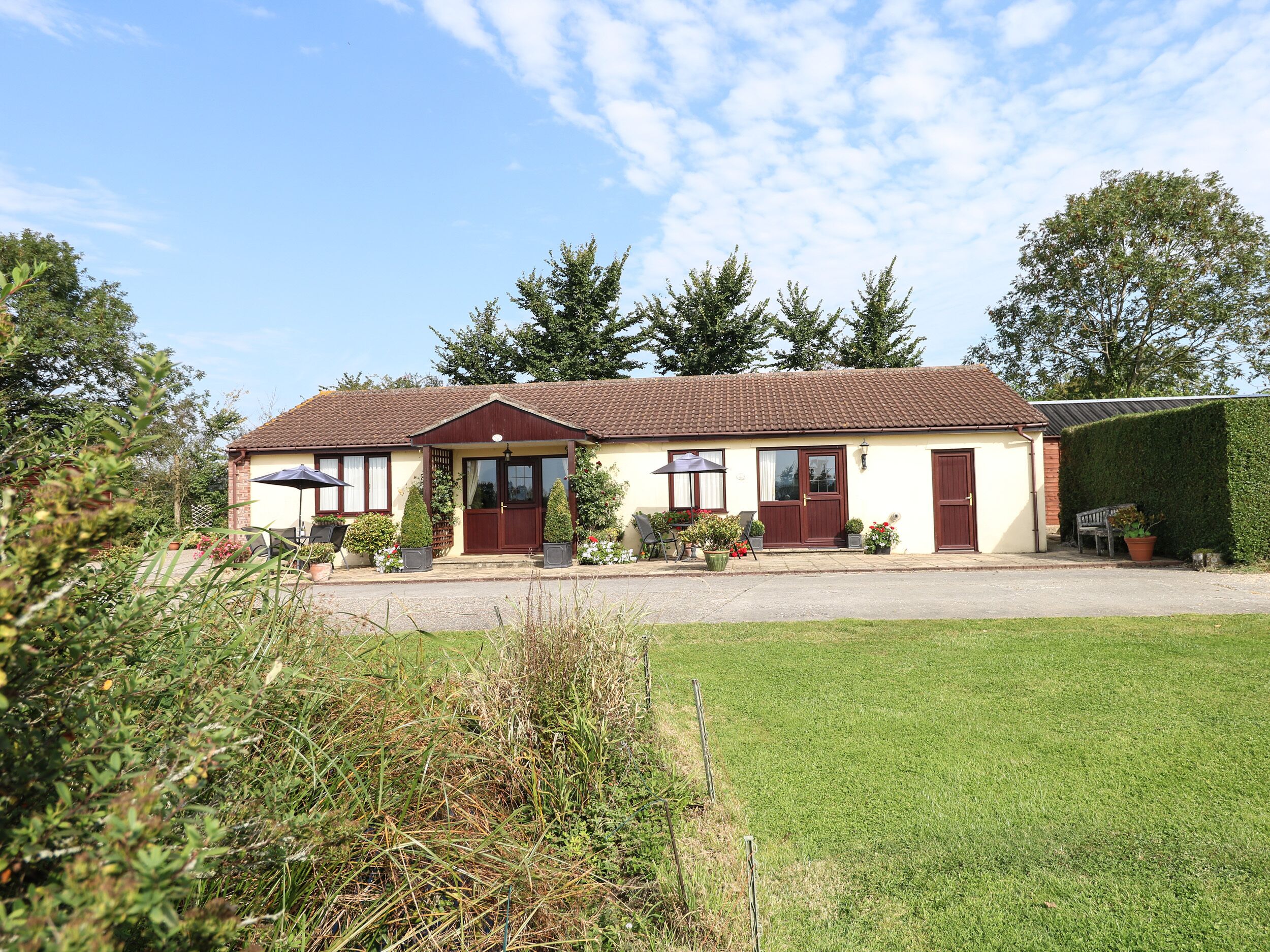 LITTLE BARN, romantic, with a garden in Wincanton