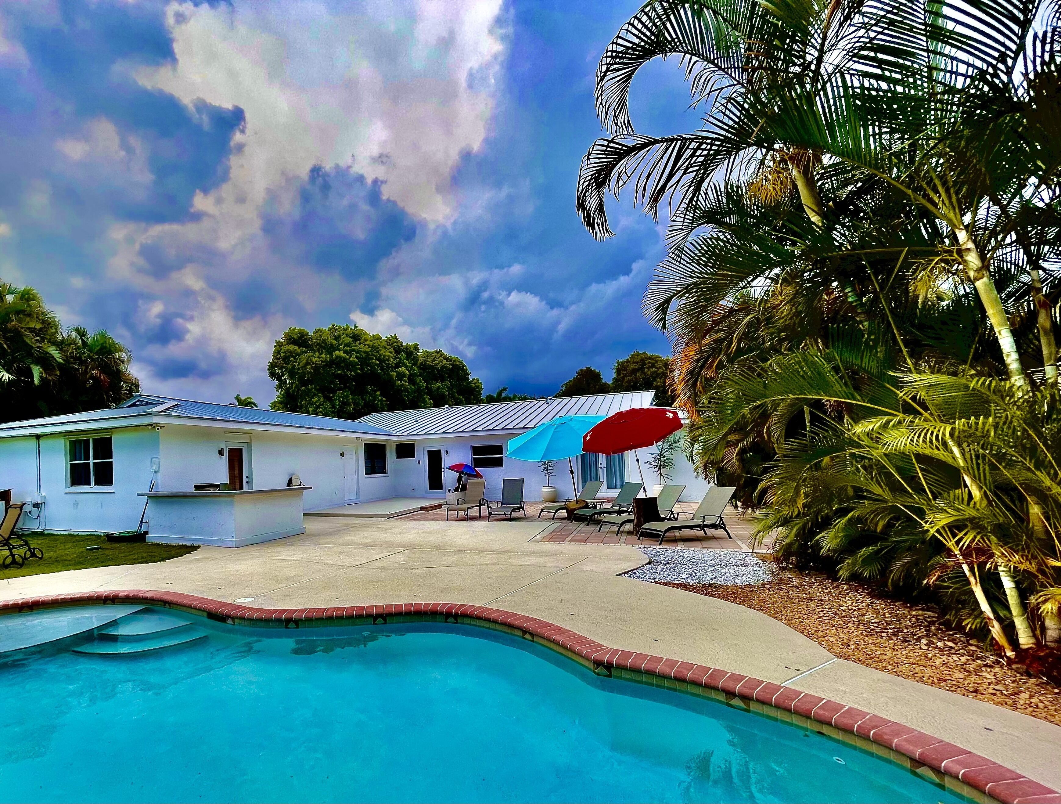 Salt Water Pool, BBQ, 18 mins to Hollywood Beach, 15 mins to FFL, 25 mins to MIA