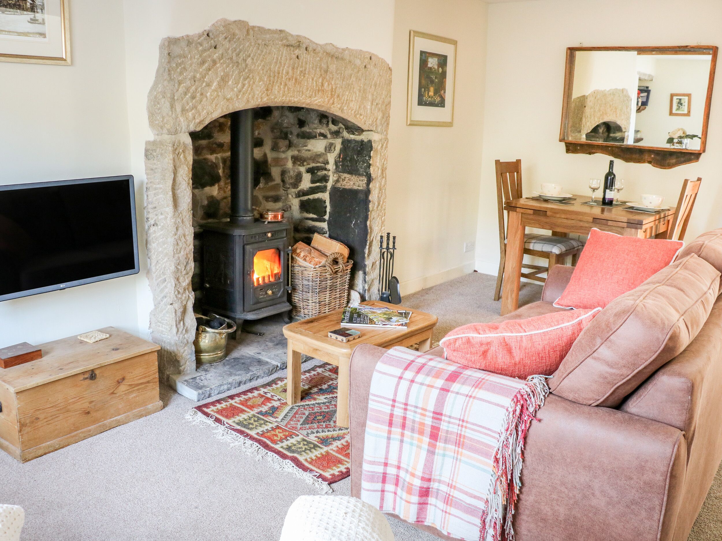 FOXGLOVE, pet friendly, character holiday cottage in Cross Hills