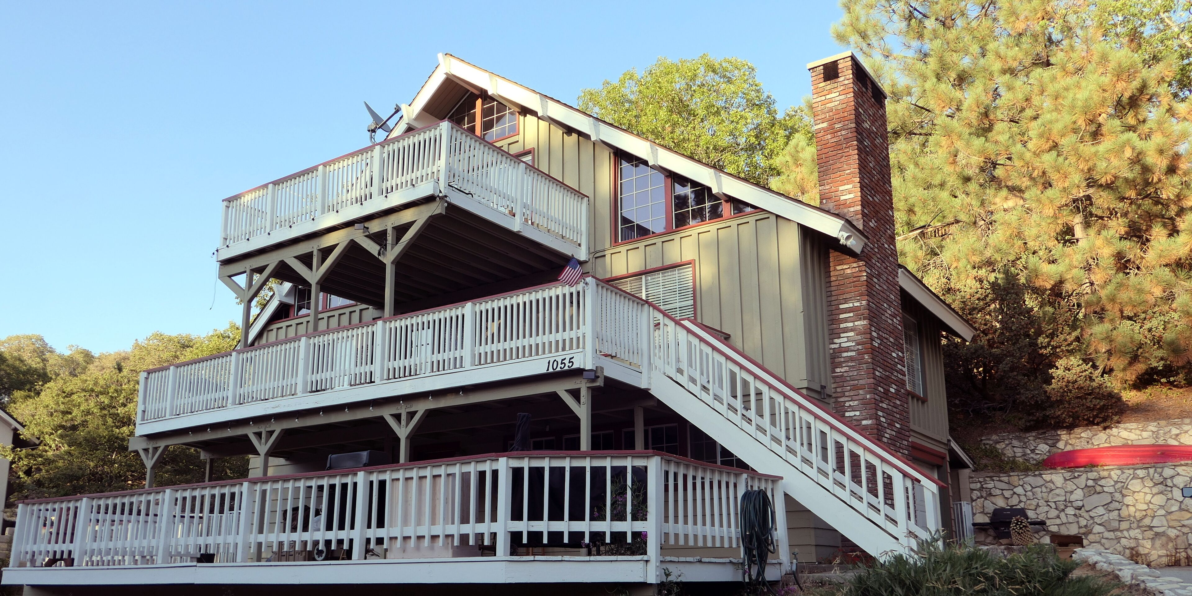 Cozy Private Suite w/ Fireplace, Indoor Sauna & Deck. Close to everything!