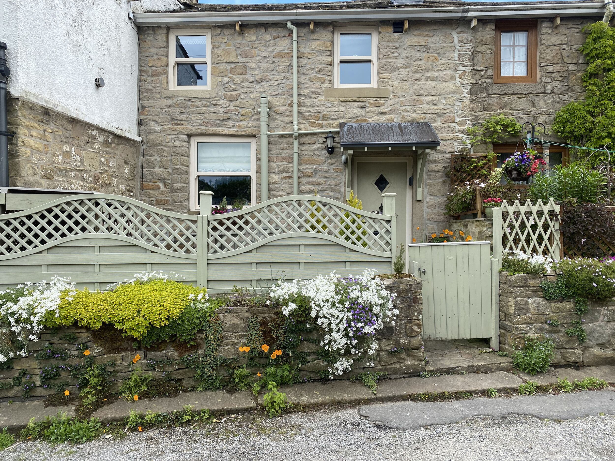 4 CASTLE VIEW, pet friendly in Barnoldswick