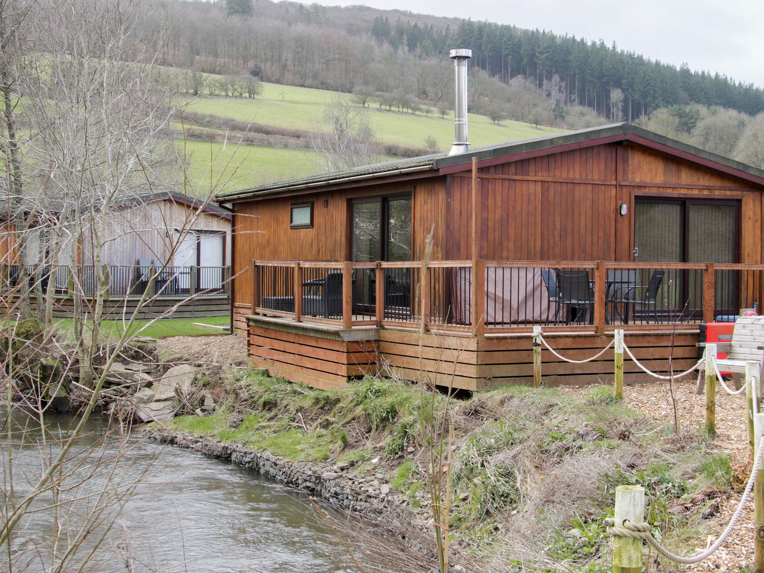 WILLOW RIVER LODGE, with hot tub in Clun