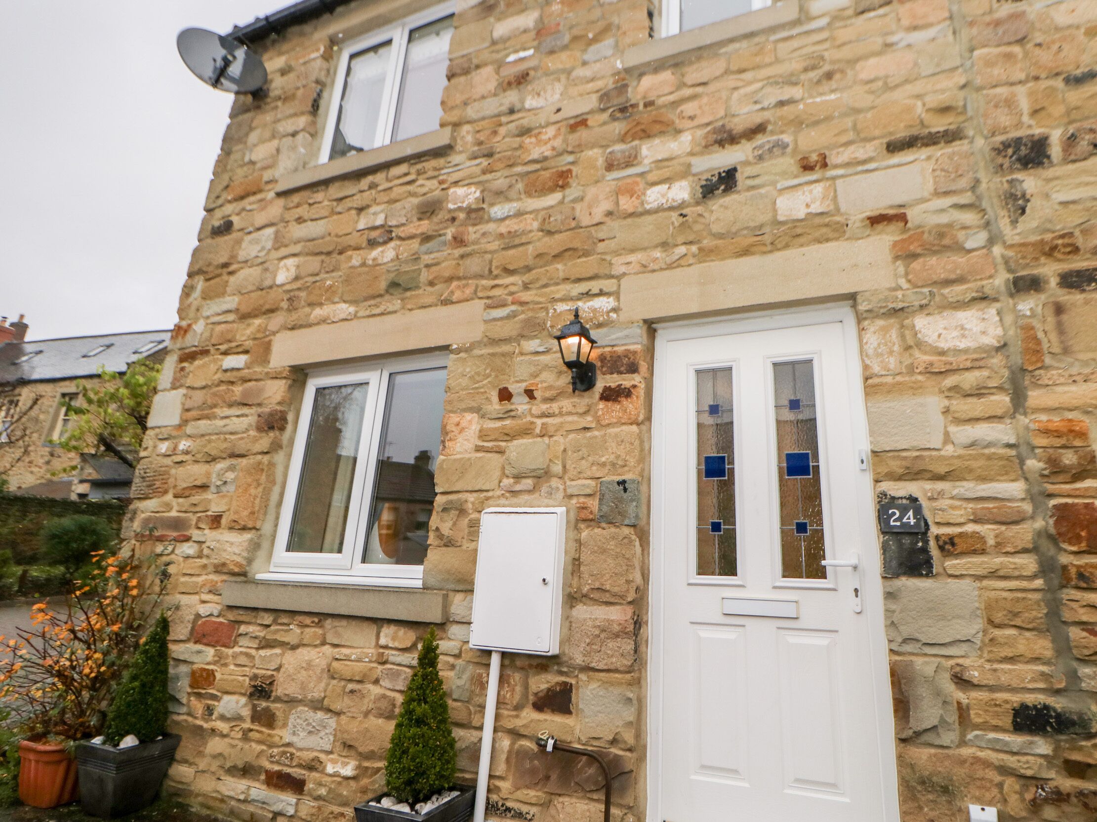 ALLAM COTTAGE, pet friendly, with open fire in Barnard Castle