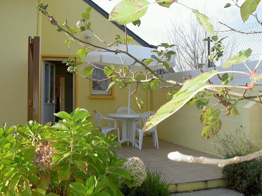 Attached ground floor apartment on Enclosed grounds