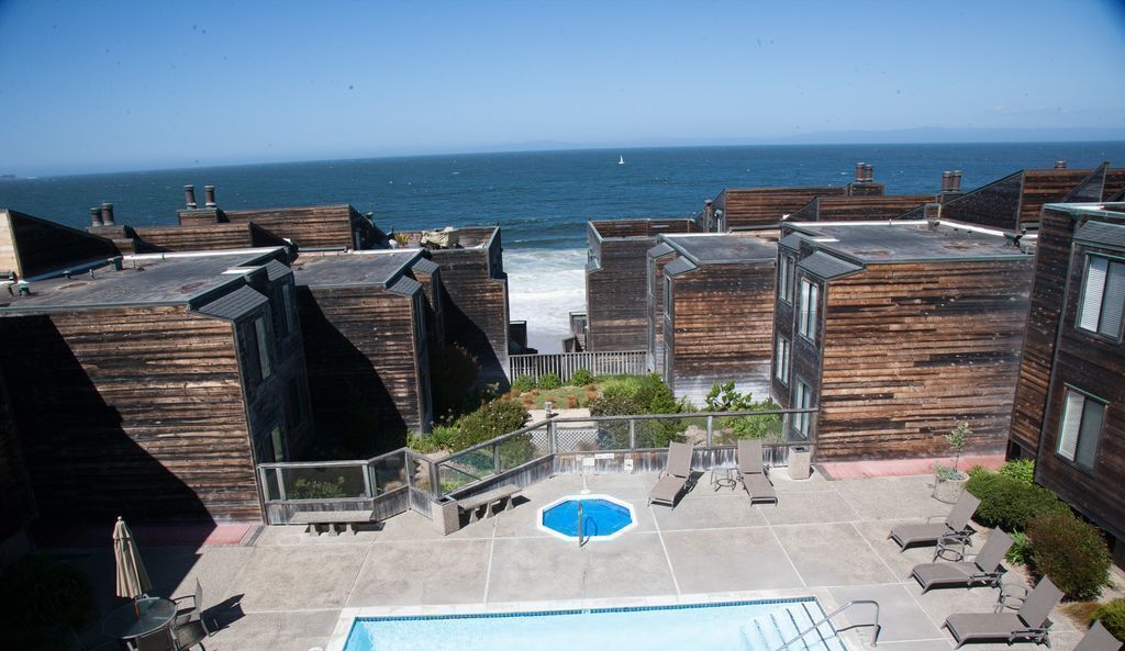 Ocean Harbor 110 - Monterey Condo - Oceanview, Surf Sounds