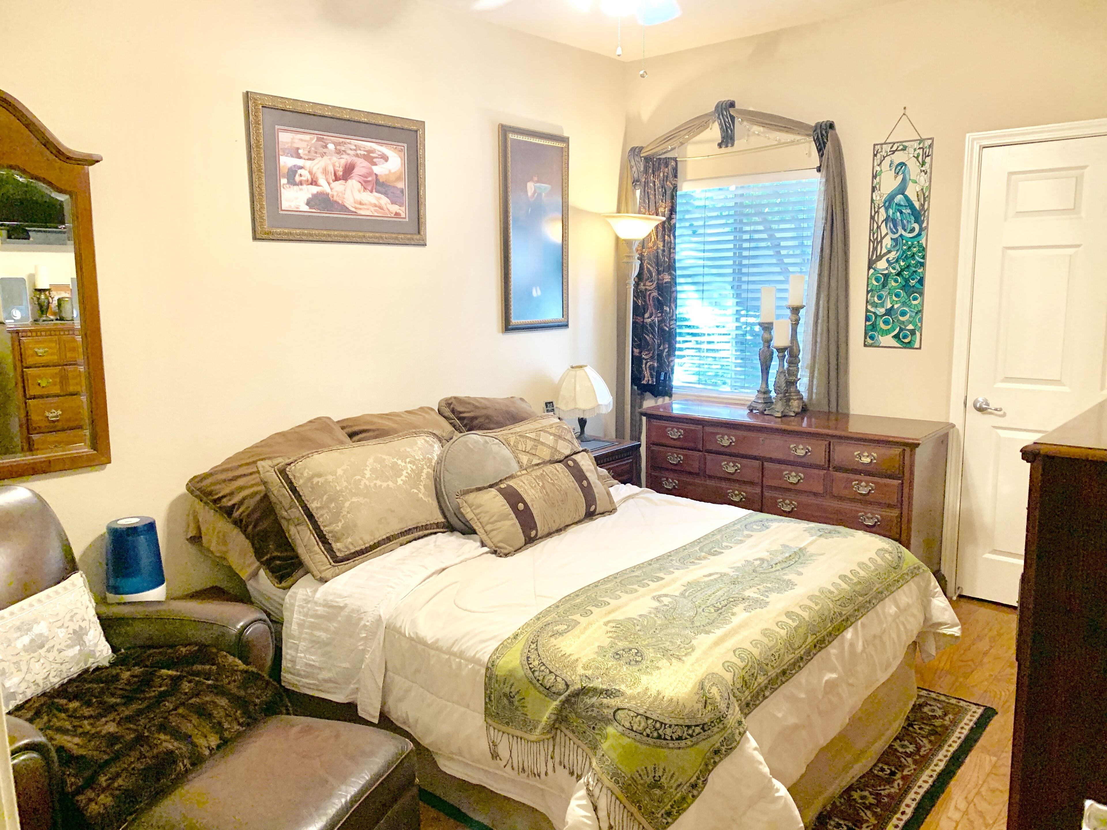 Beautiful Condo w/Garage, short walk to Mall & Restaurants