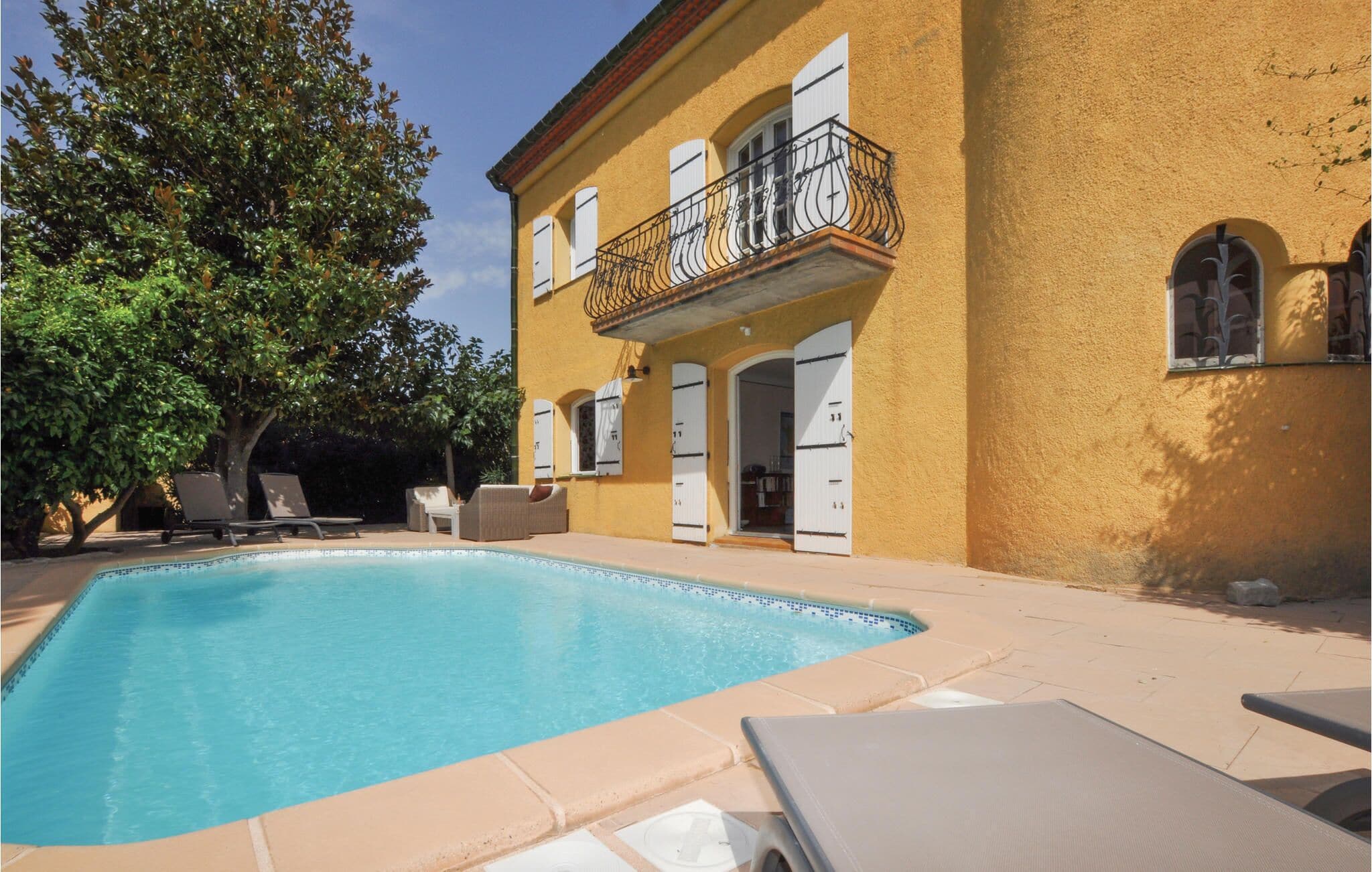 Beautiful vacation home with private pool and pretty walled garden in St.