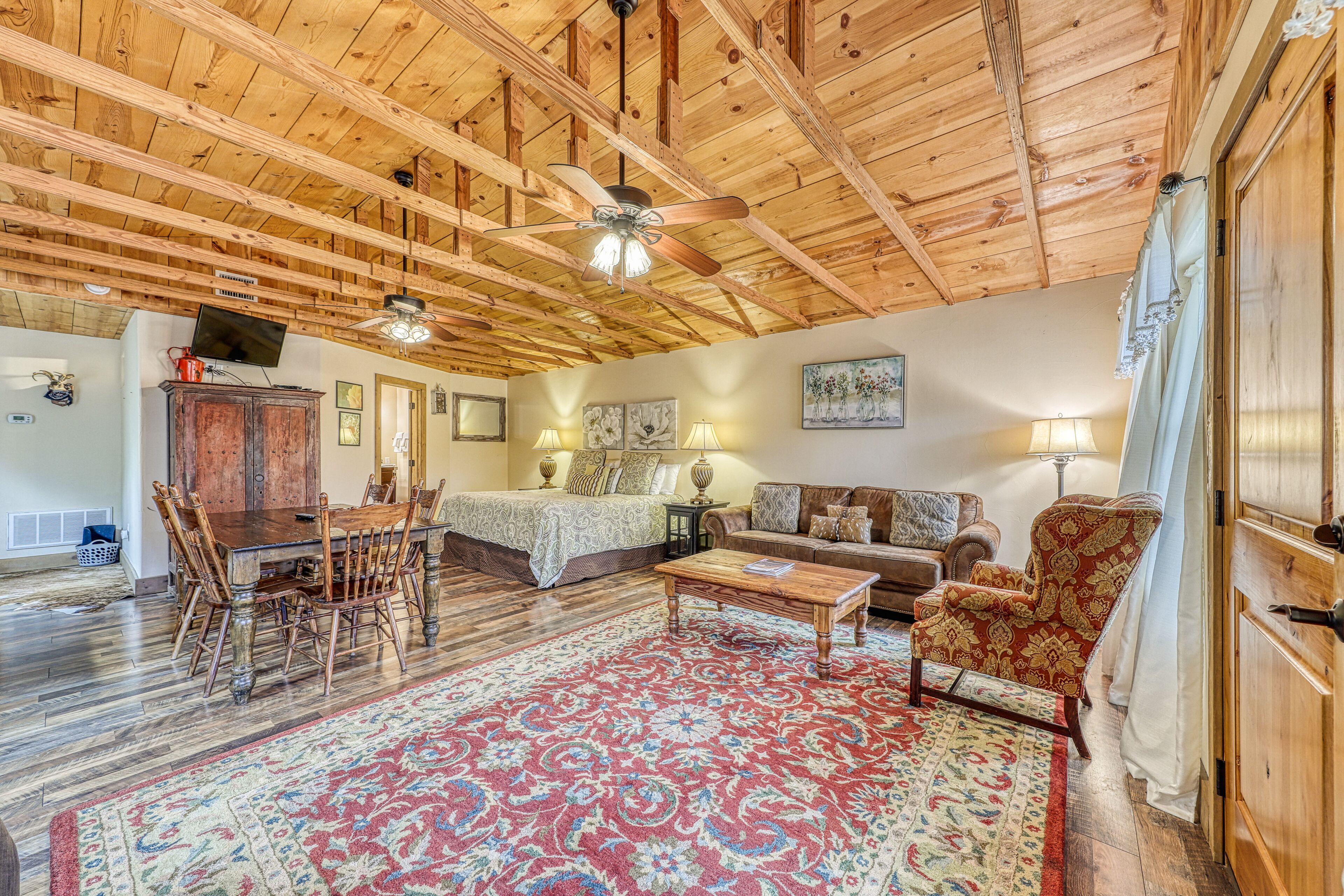 Adorable studio cabin with covered porch, near Main Street, 2 dogs OK!
