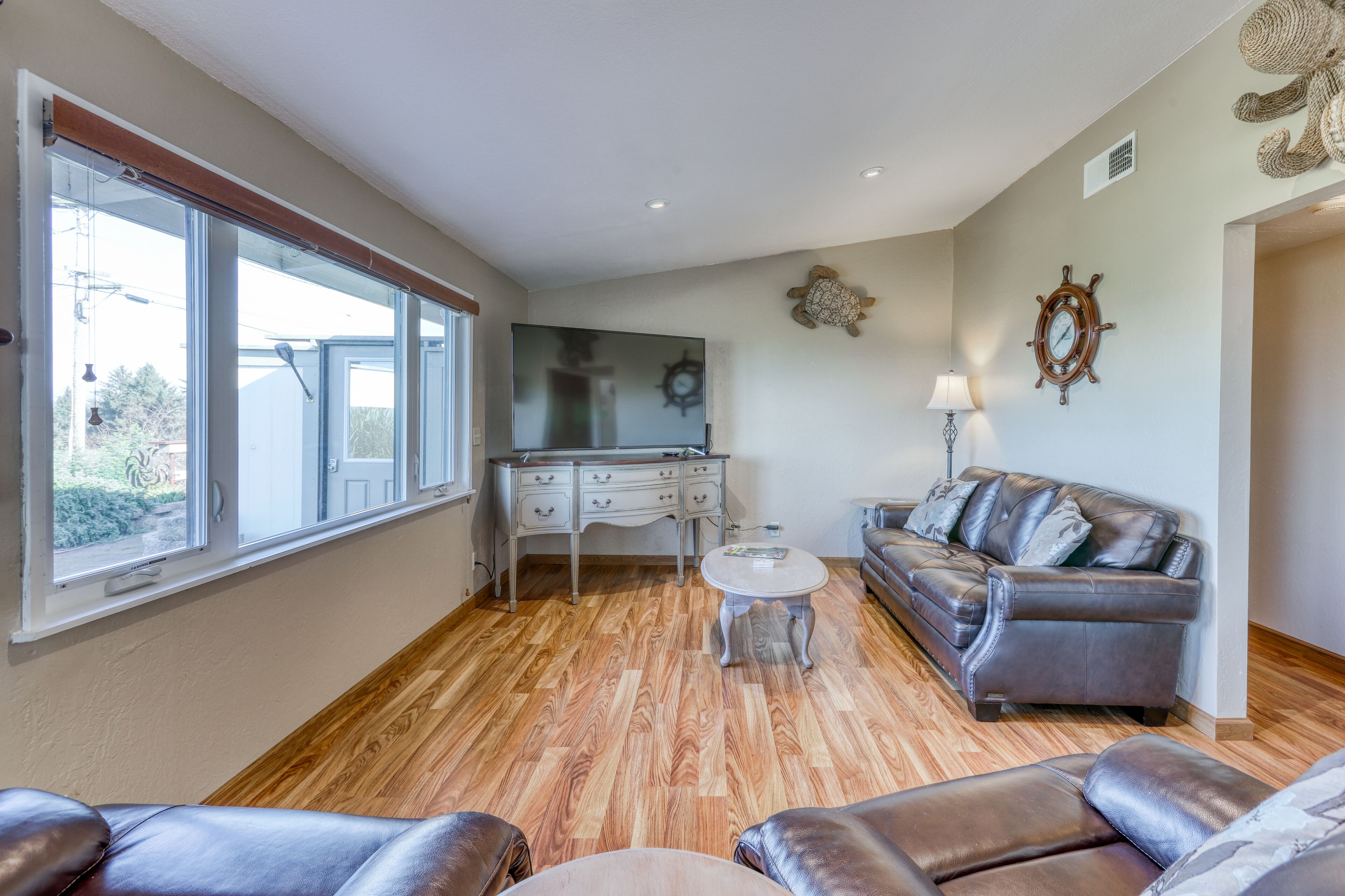 Charming retreat with sweeping views of the bay and ocean! Private BBQ/patio!