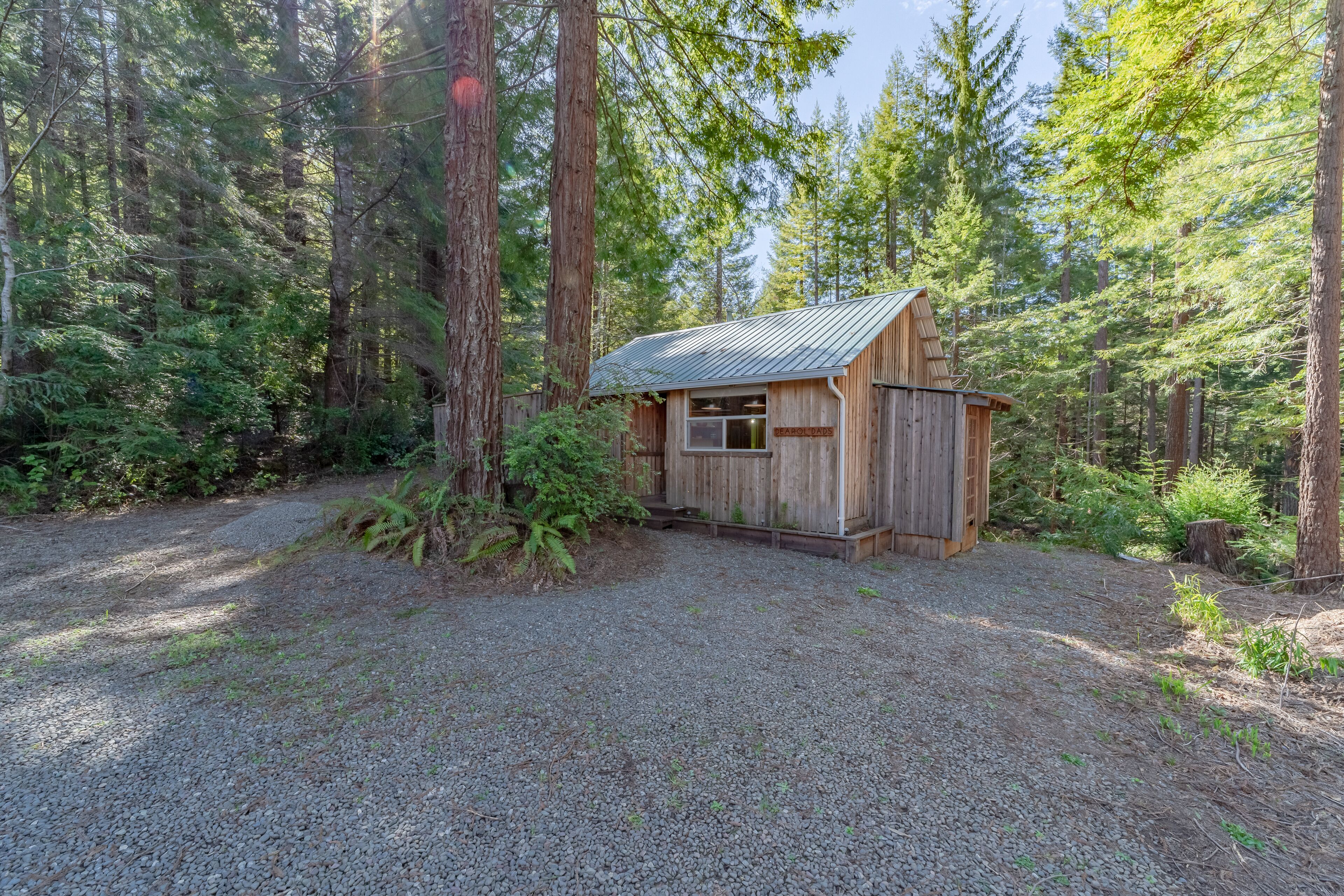Rustic cabin w/deck, BBQ - beneath a canopy of redwood trees!