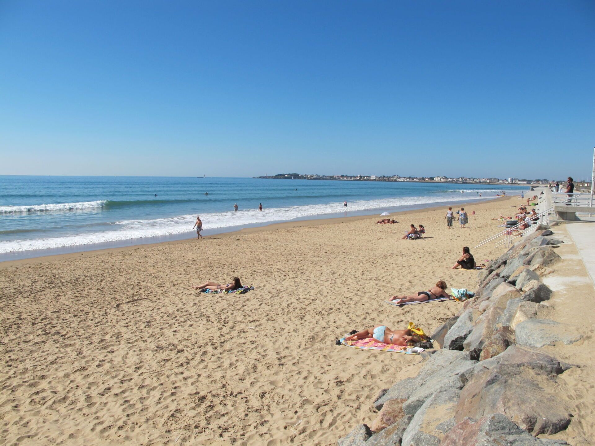 Cosy apartment for 6 people with pool, WIFI, TV, terrace, pets allowed and parking