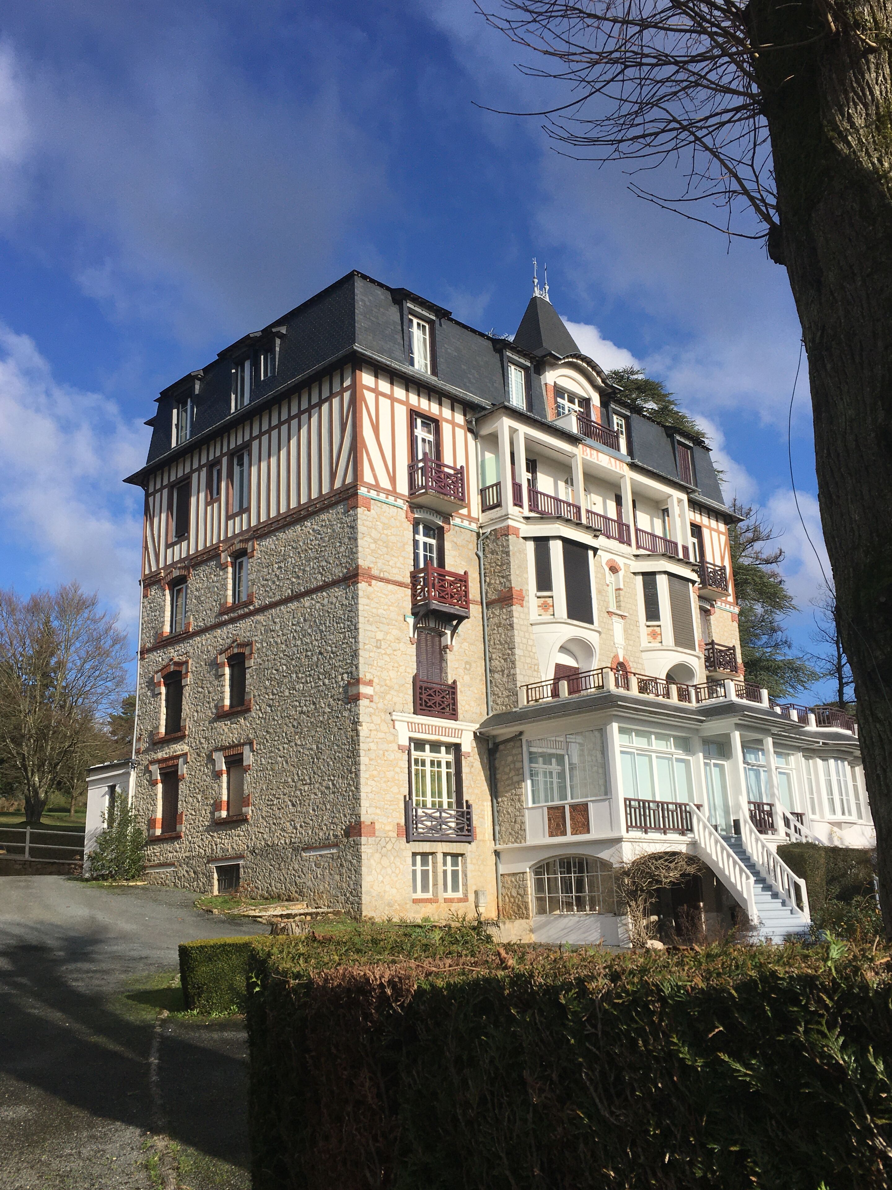 2 room apartment near shops and terms (served by shuttle)