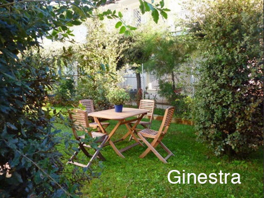 few steps from the sea, with private garden and parking space, quiet and green area