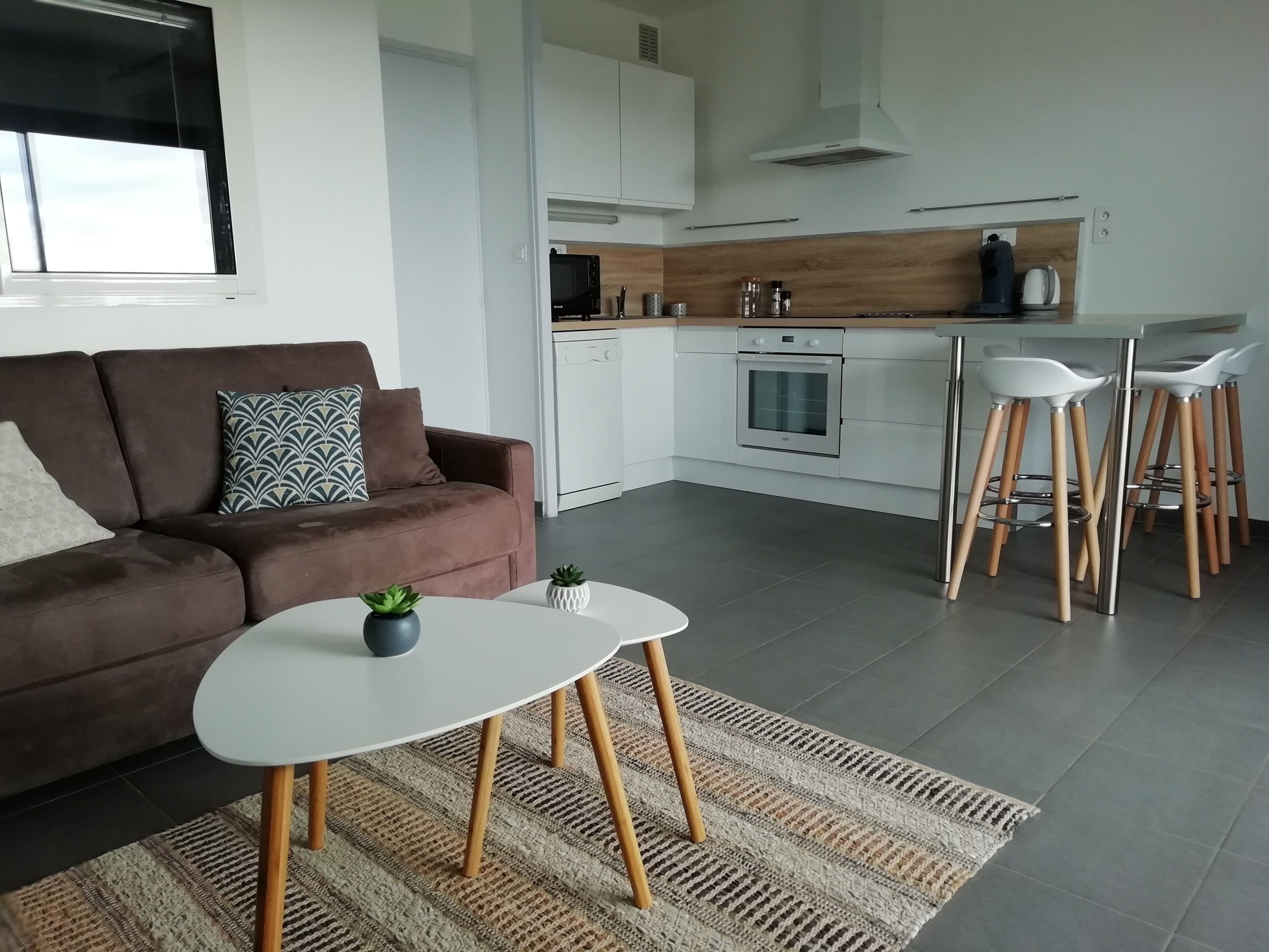 Beautiful renovated apartment near beach and shops