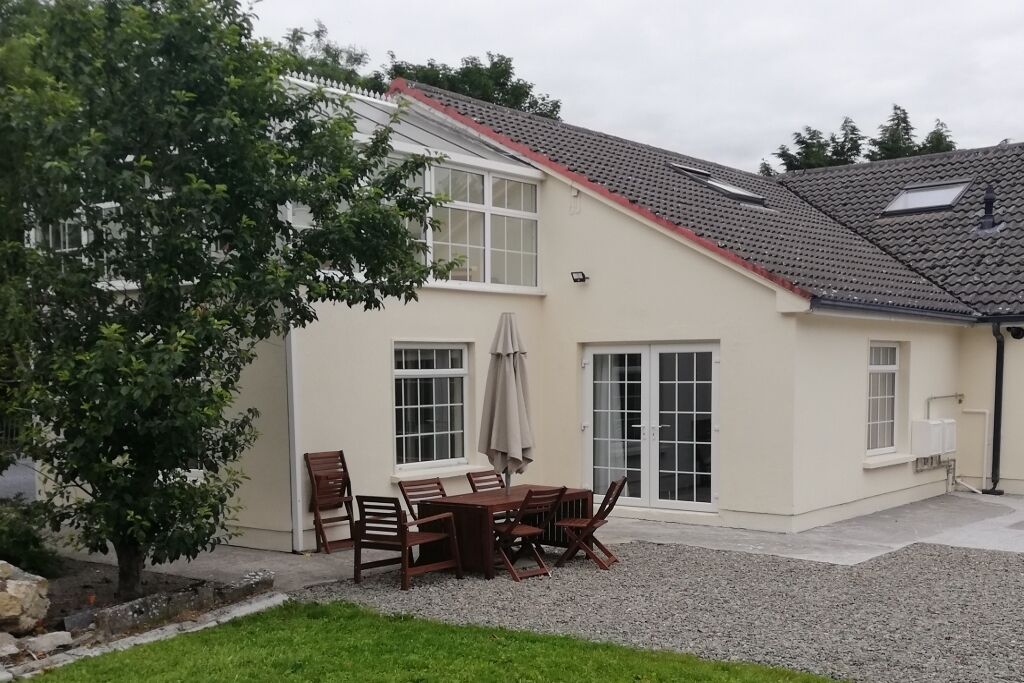 Spacious S/C lodge with large garden near Lough Corrib, Galway City & Connemara
