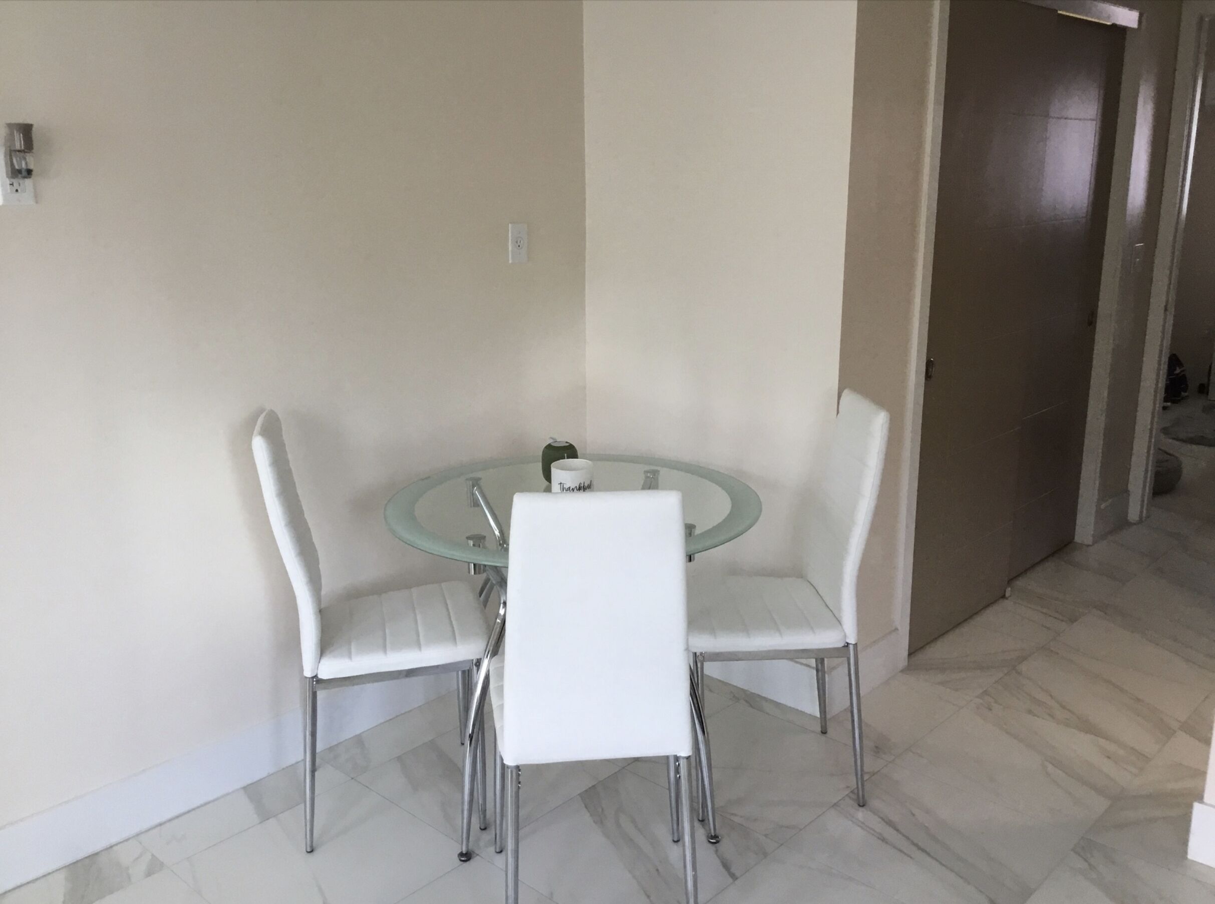 One bedroom apartment fully modern remodeled/fully furnished 