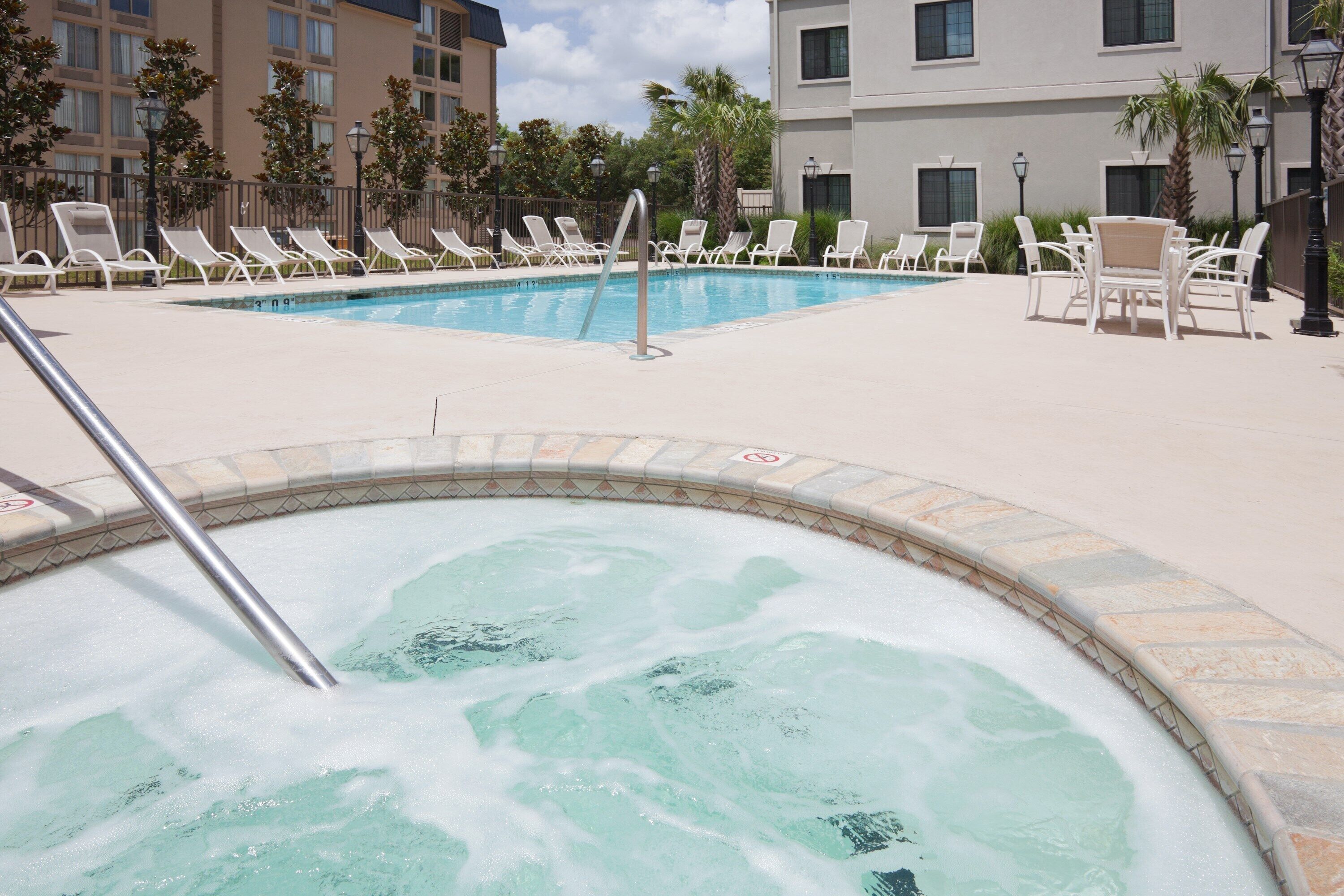 Queen Studio Near LFT | Free Daily Breakfast, Outdoor Pool + Hot Tub Access