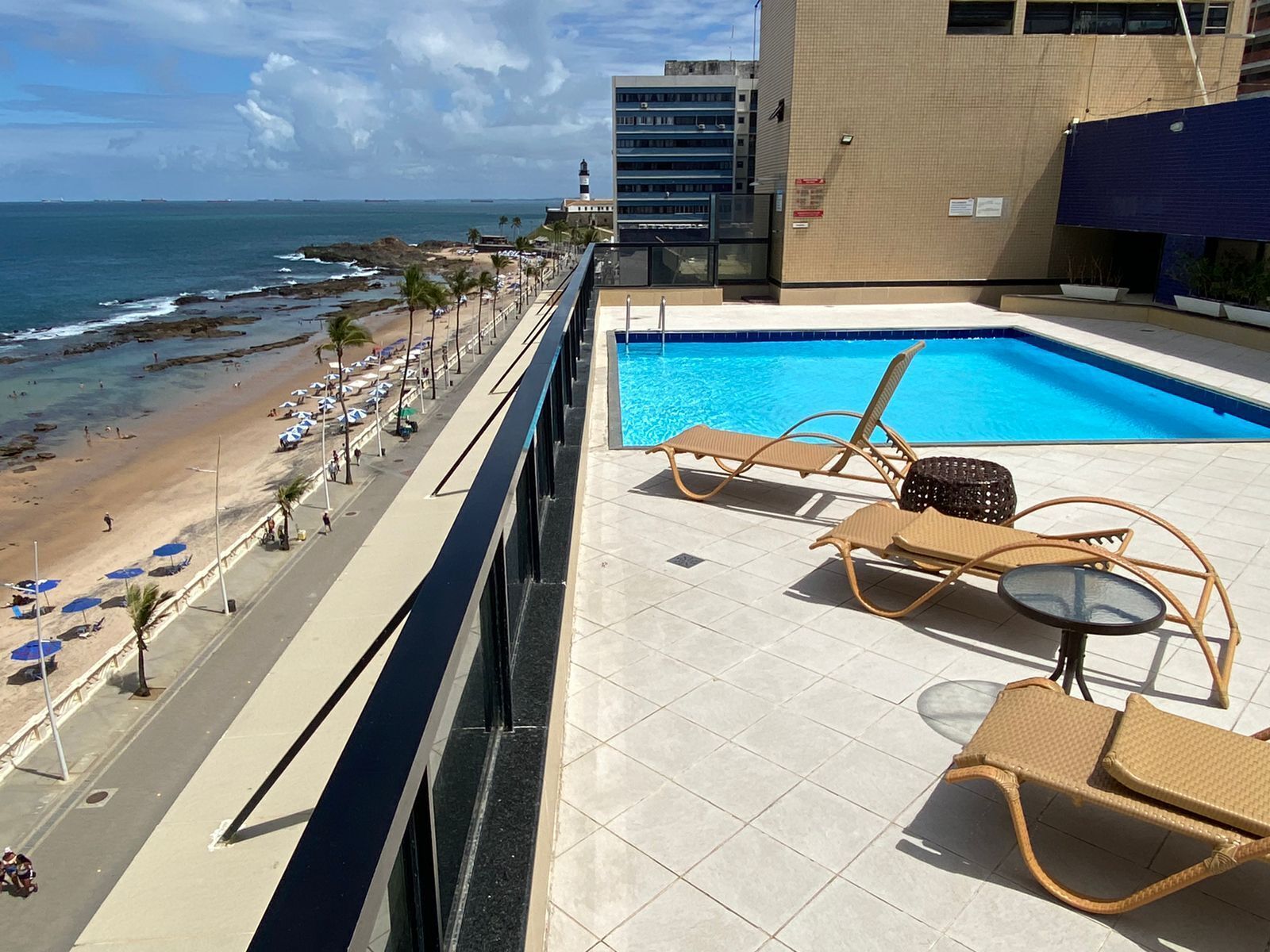 One bedroom apartment in a Flat facing the sea - Farol da Barra beach.