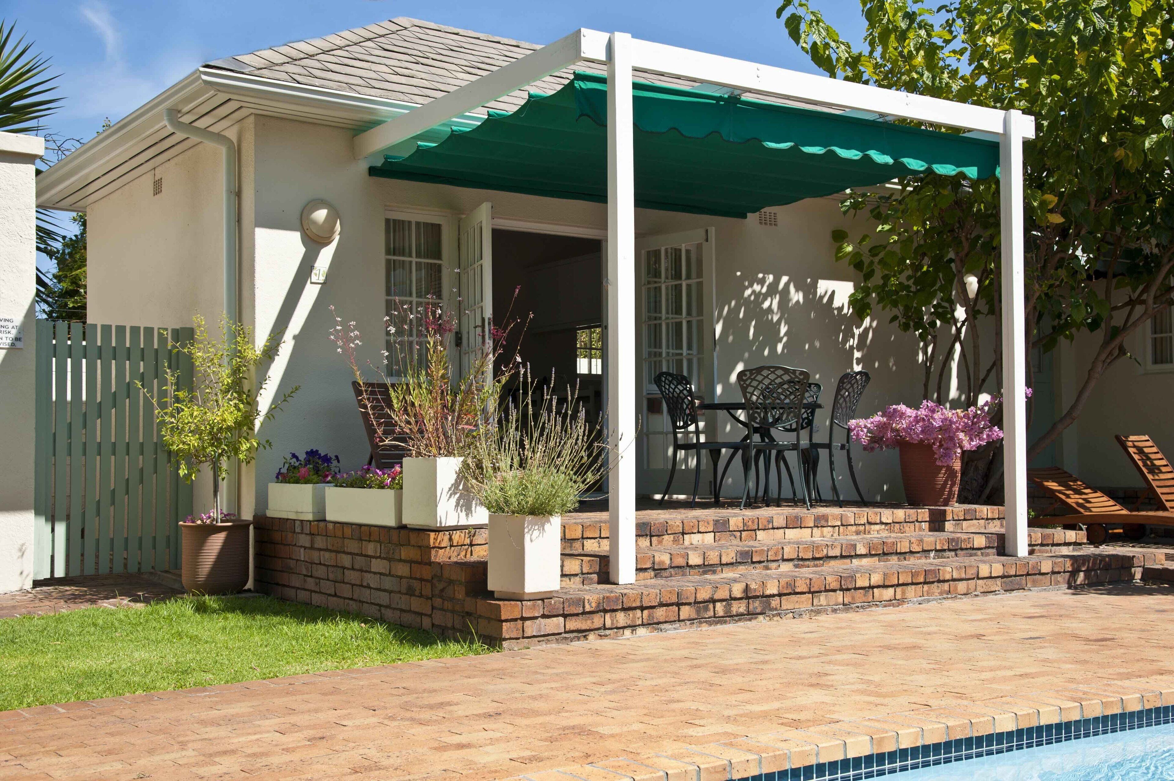 Comfortable self catering accommodation in the leafy suburb of Newlands /Rondebosch .Close to shops and restaurants.Kirstenbosch gardens,15 min drive to City centre and V&A Waterfront,and beaches .
