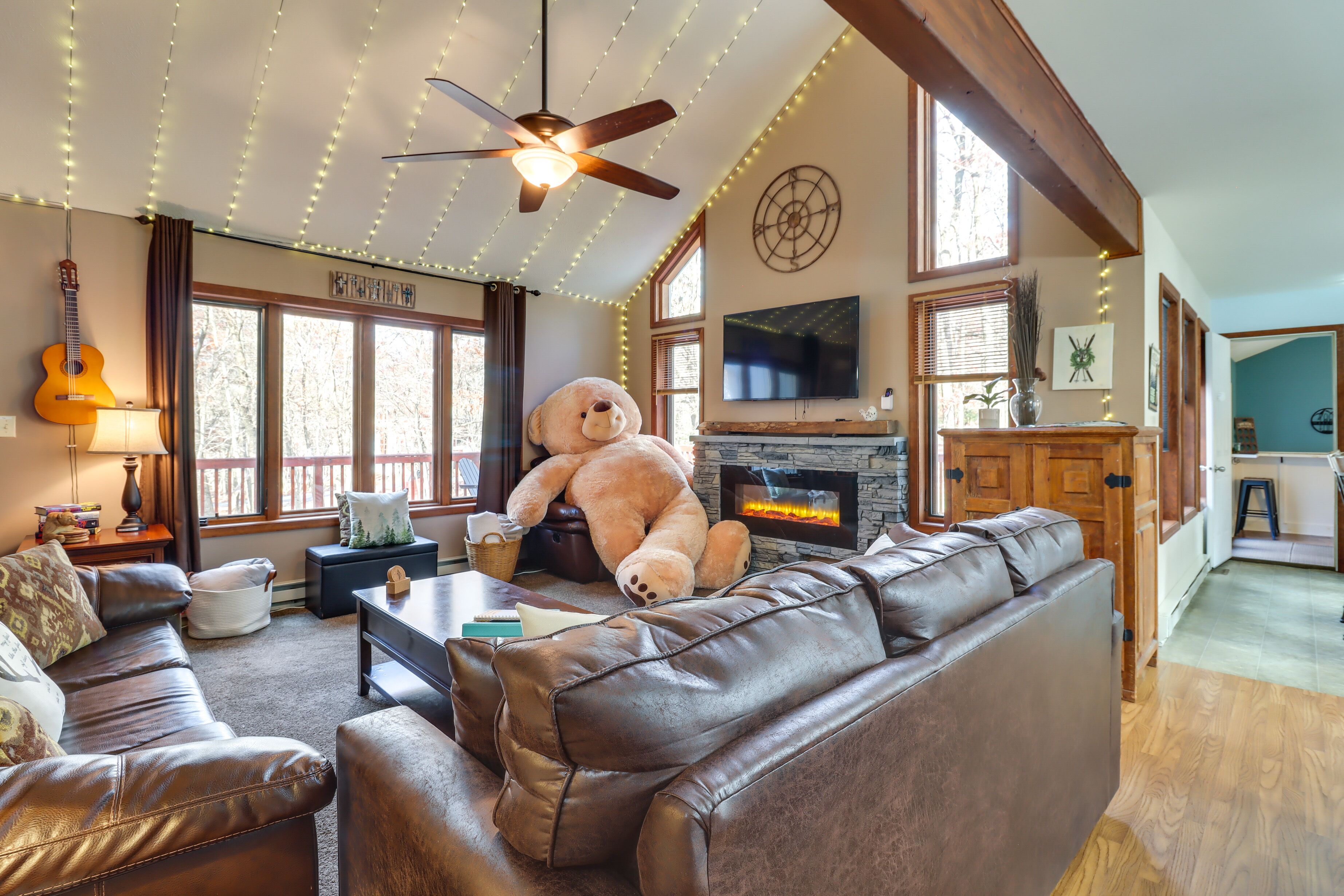 Pocono Mountains Retreat w/ Pool Table & Hot Tub!