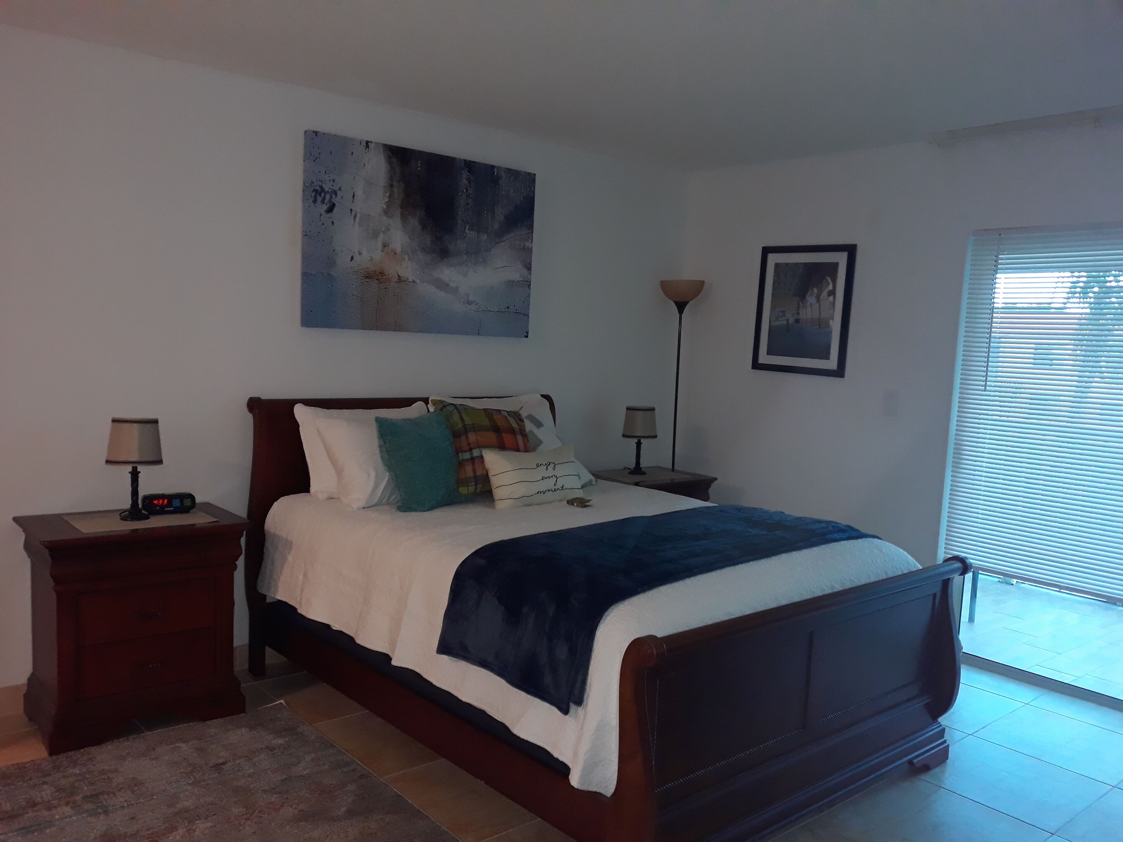 Classy Comfortable Condo - Close to everything