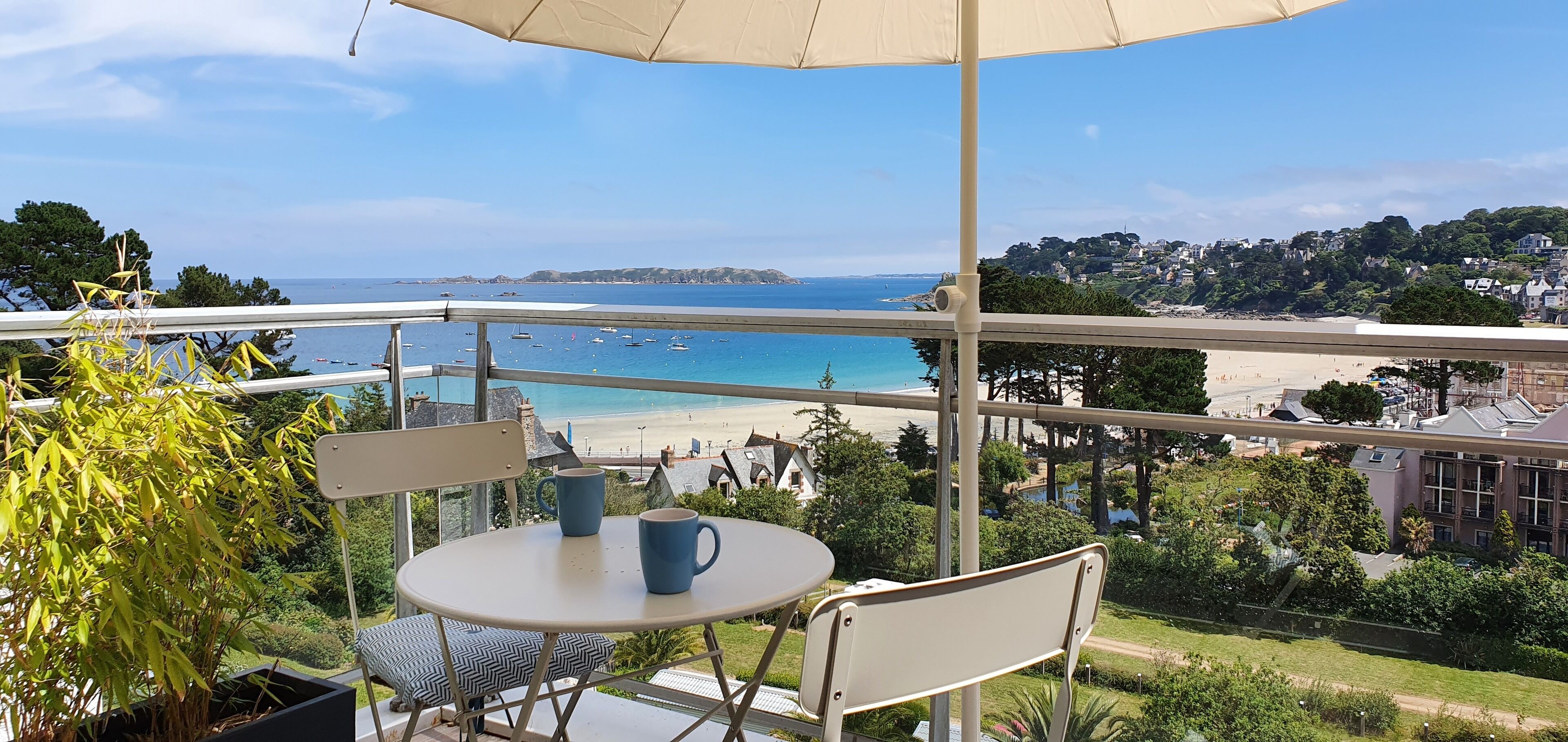 Perros, full sea view, renovated studio facing Trestraou beach 