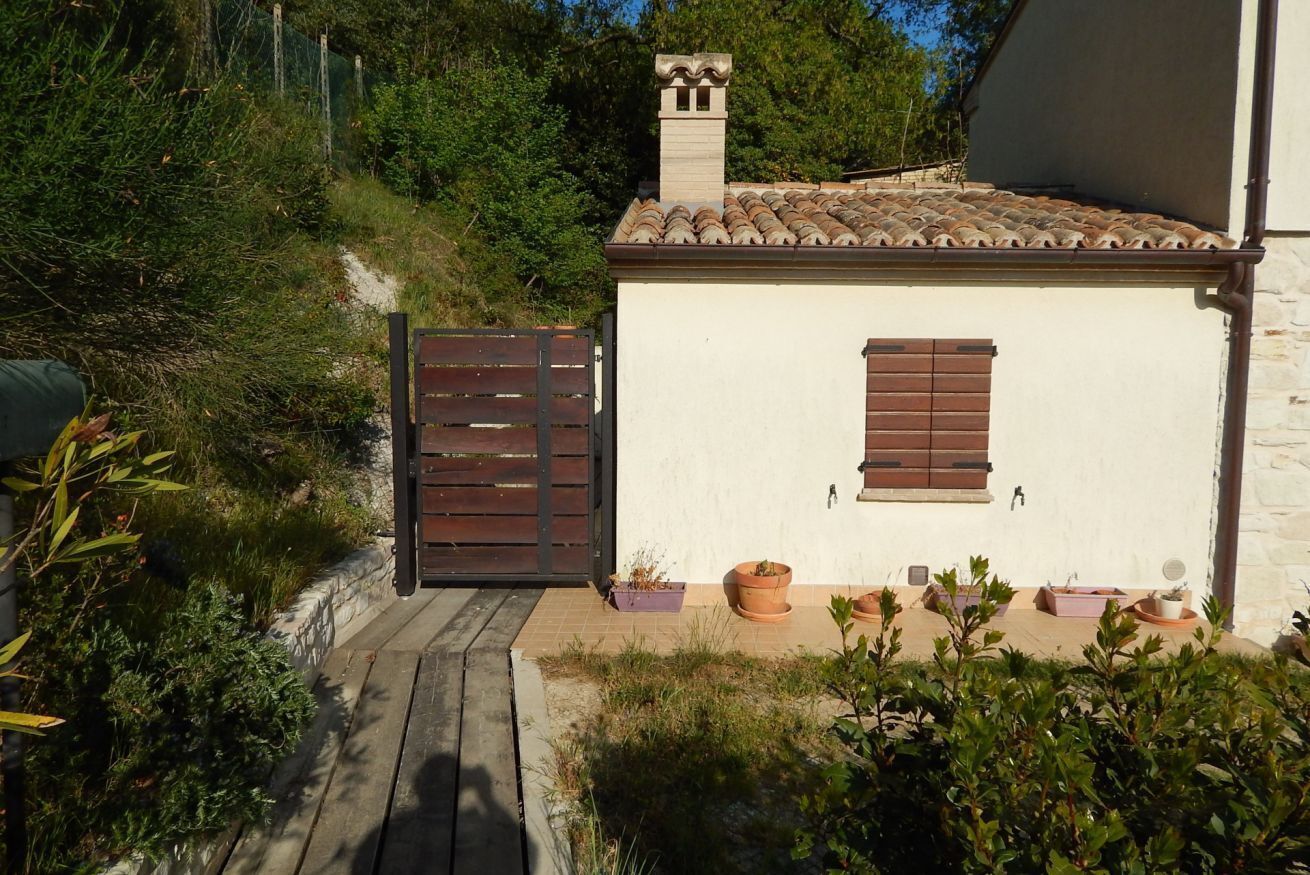 A13 - Massignano, delightful stone house