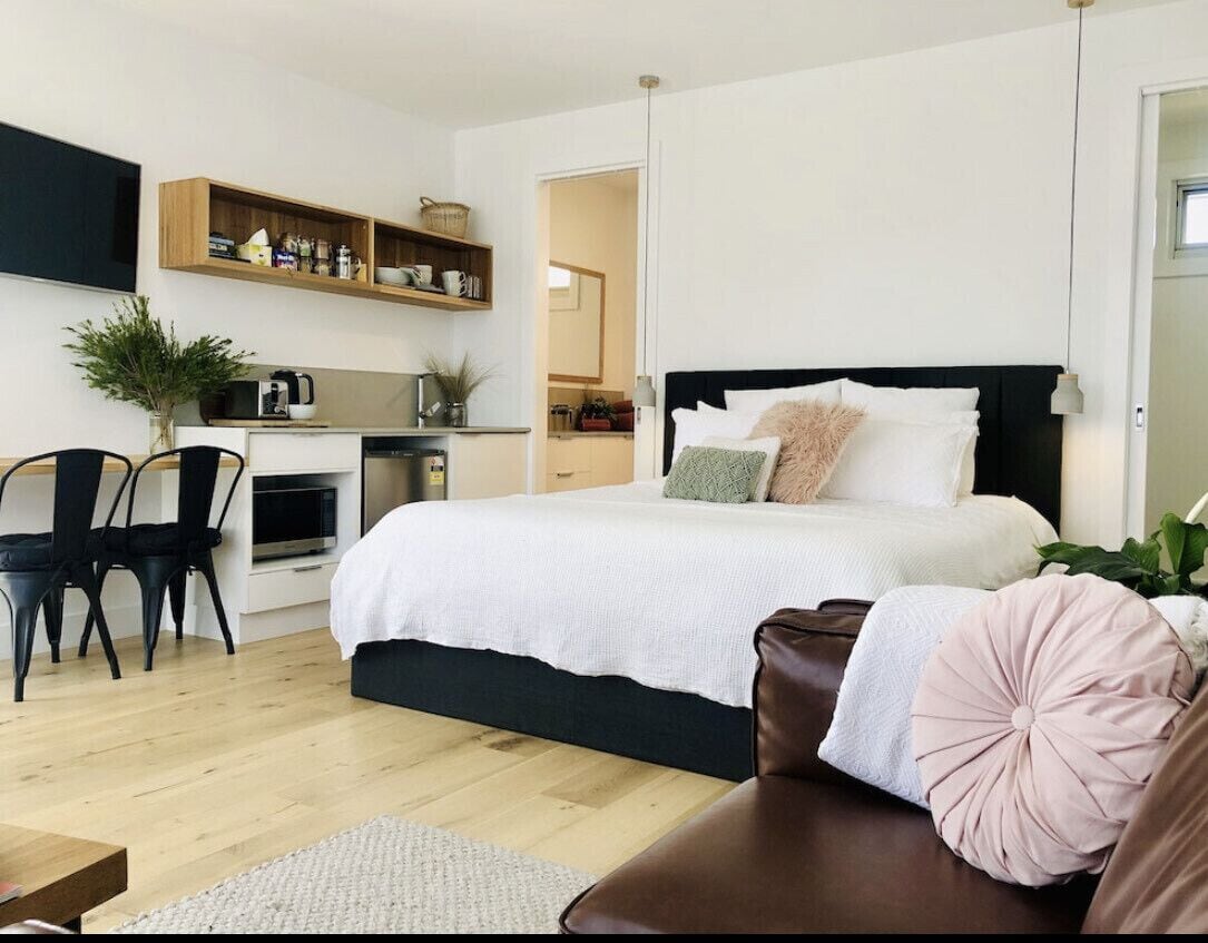 Hakea King Suite- Inlet Waters Escape. Stroll the inlet & nature boardwalk