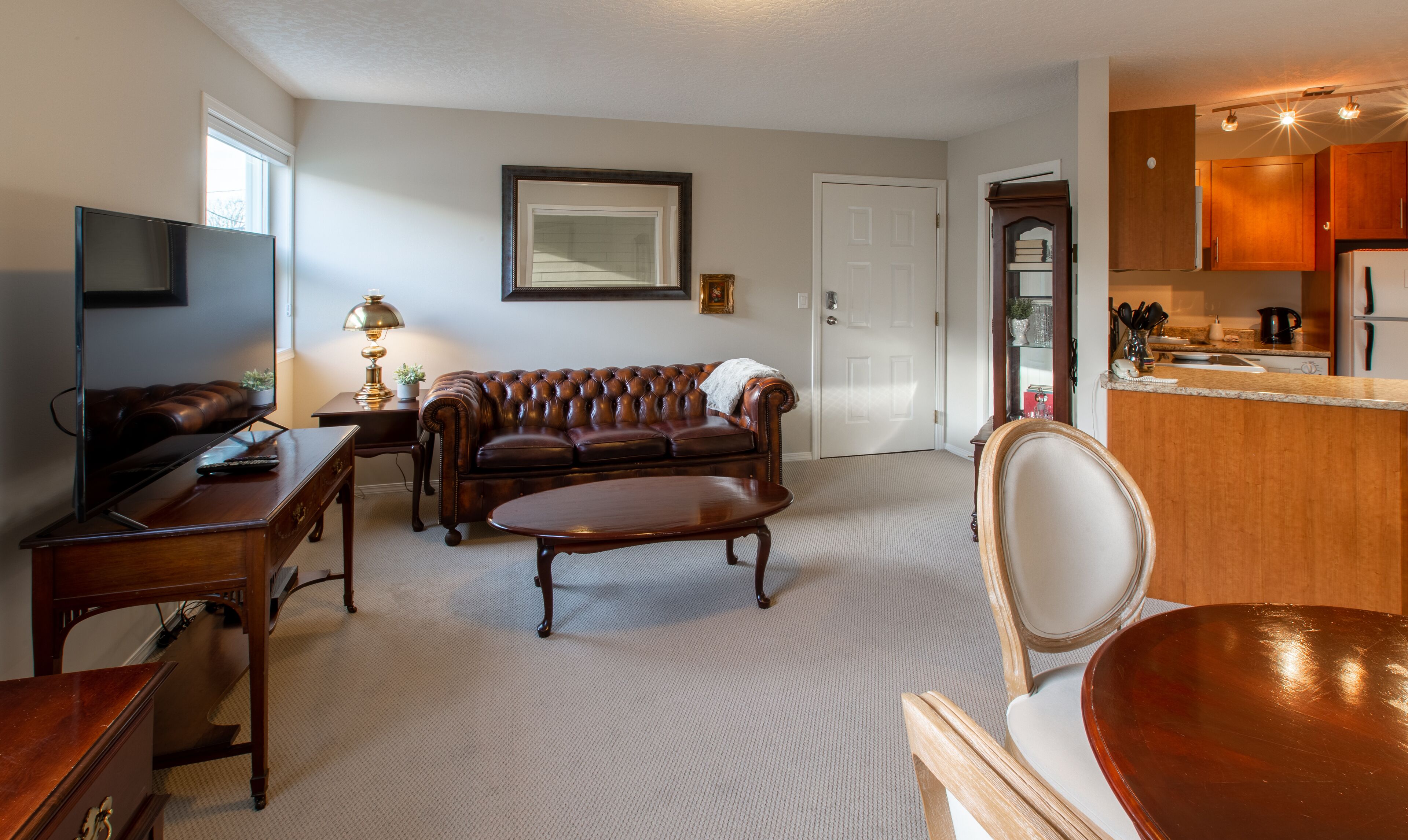 Menzies Manor #3 One BR Suite-Historic, Charming James Bay, Steps to the Ocean